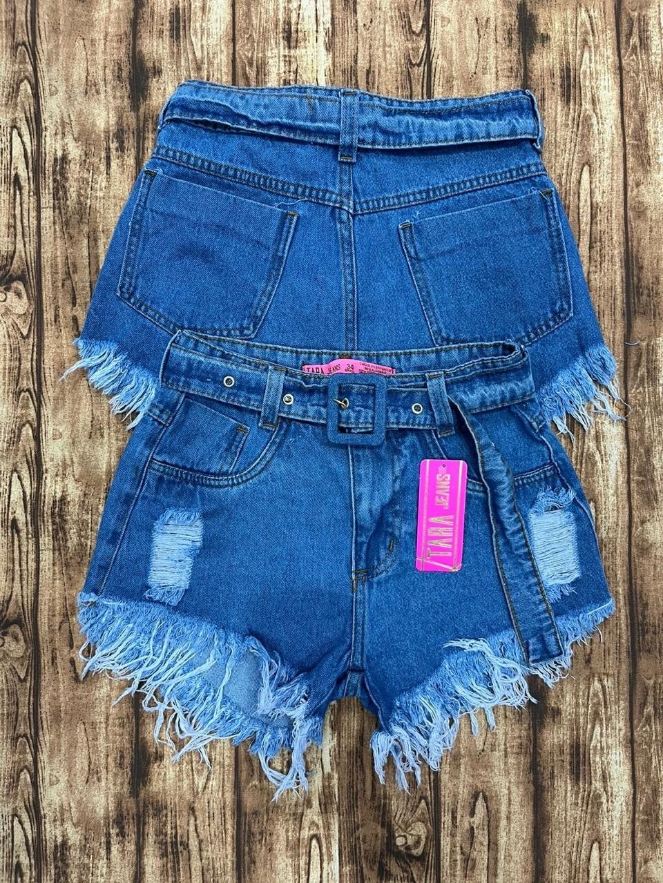 Short jeans feminina com cinto escura