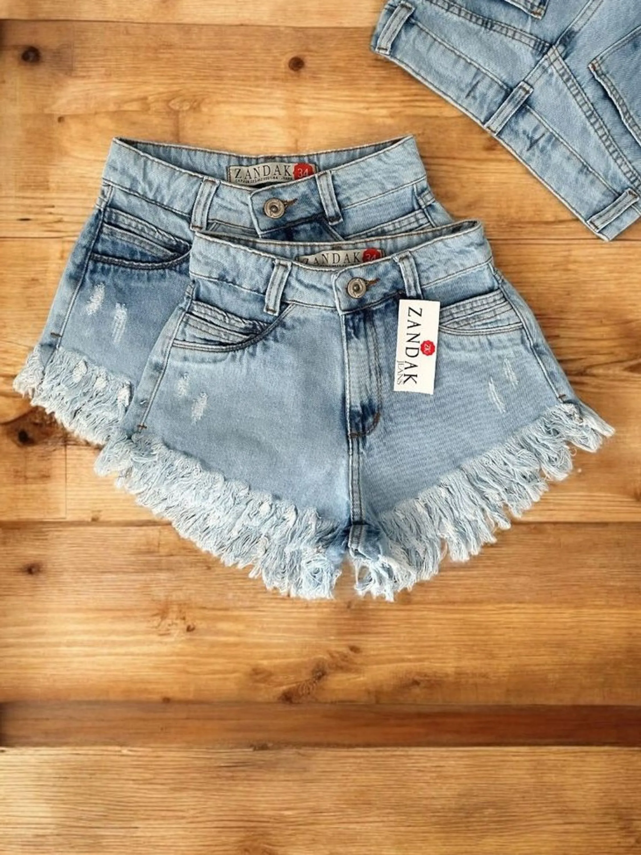 Short jeans feminina Clara Barra desfiado