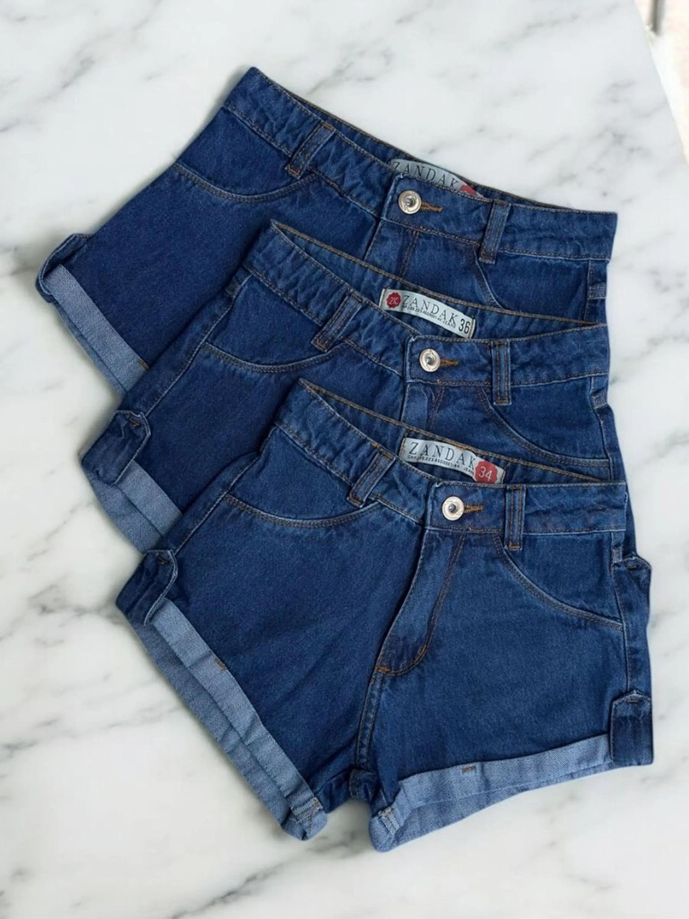 Short feminina jeans escura Barra dobrado