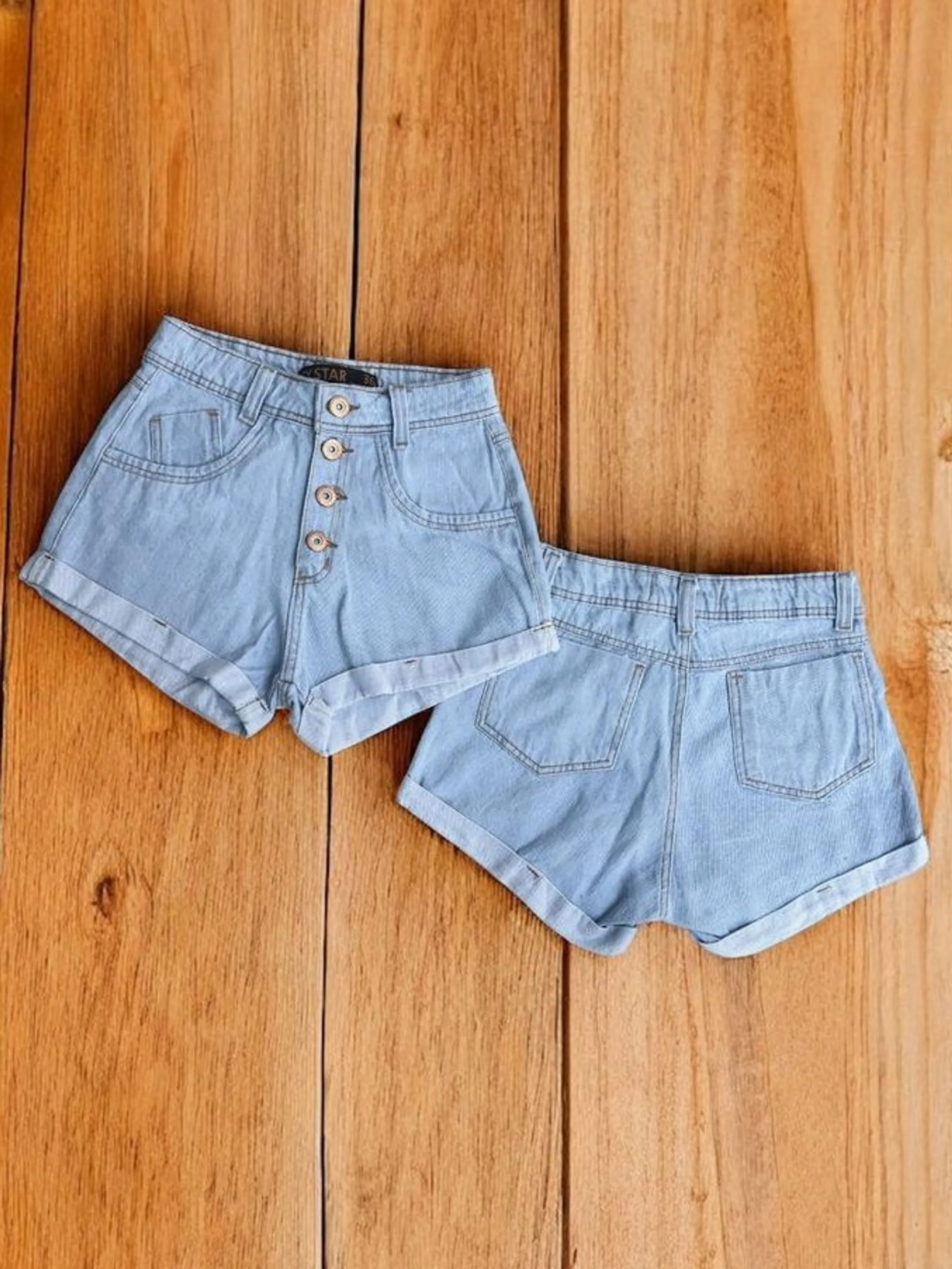 Short jeans feminina varias botoes clara