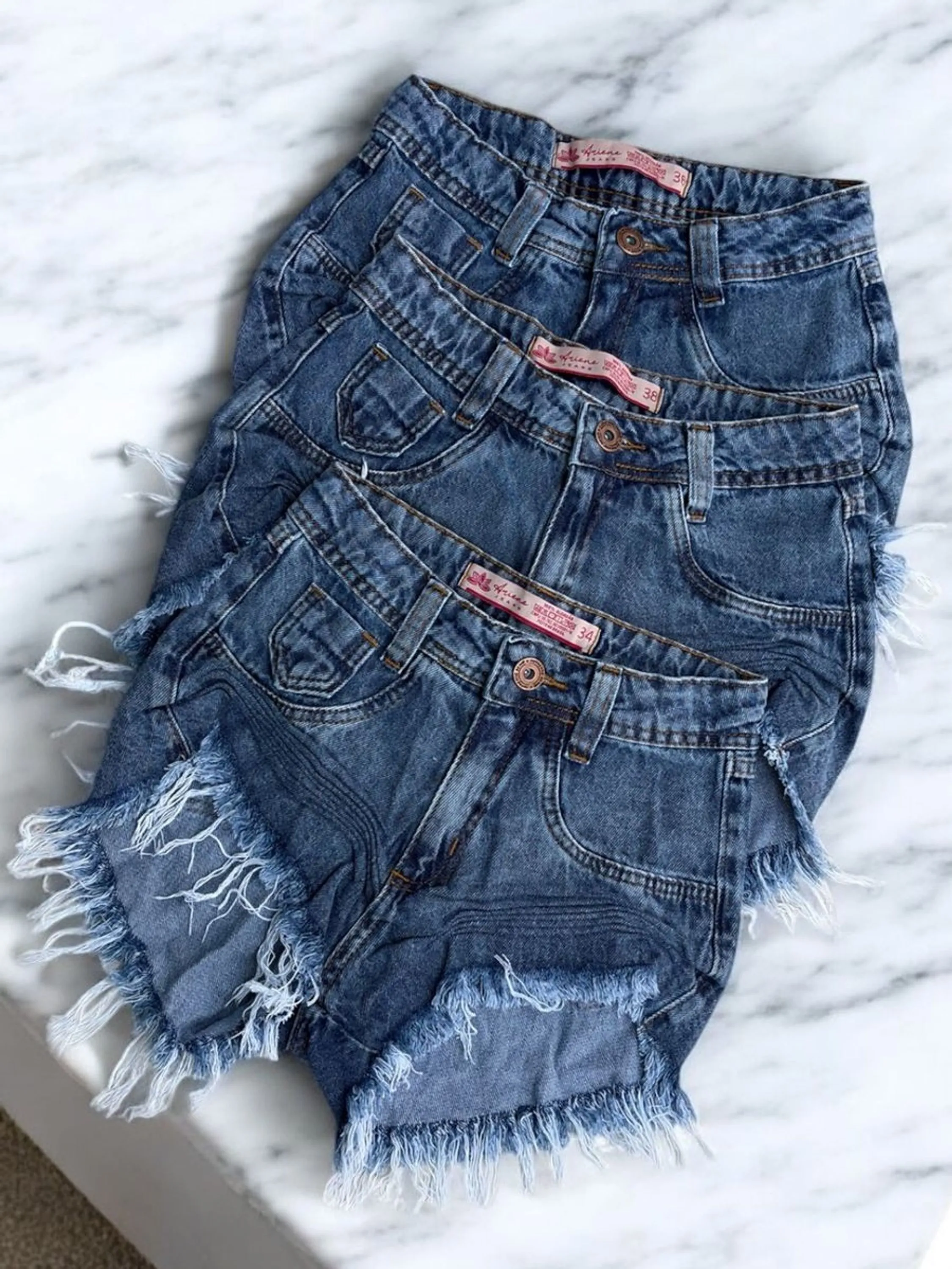 Short jeans feminina escura manchada