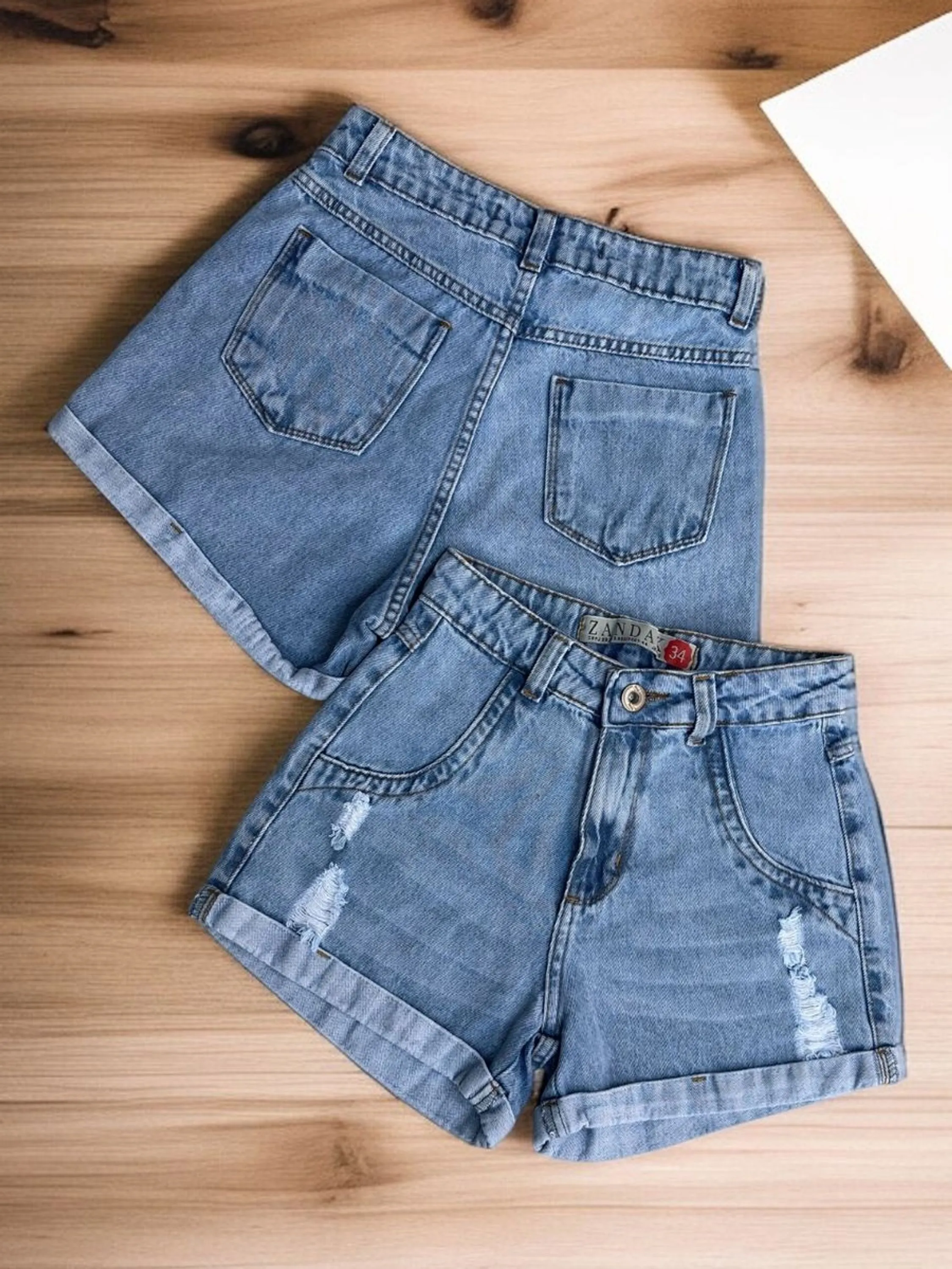 Short jeans feminina Clara Barra dobrado