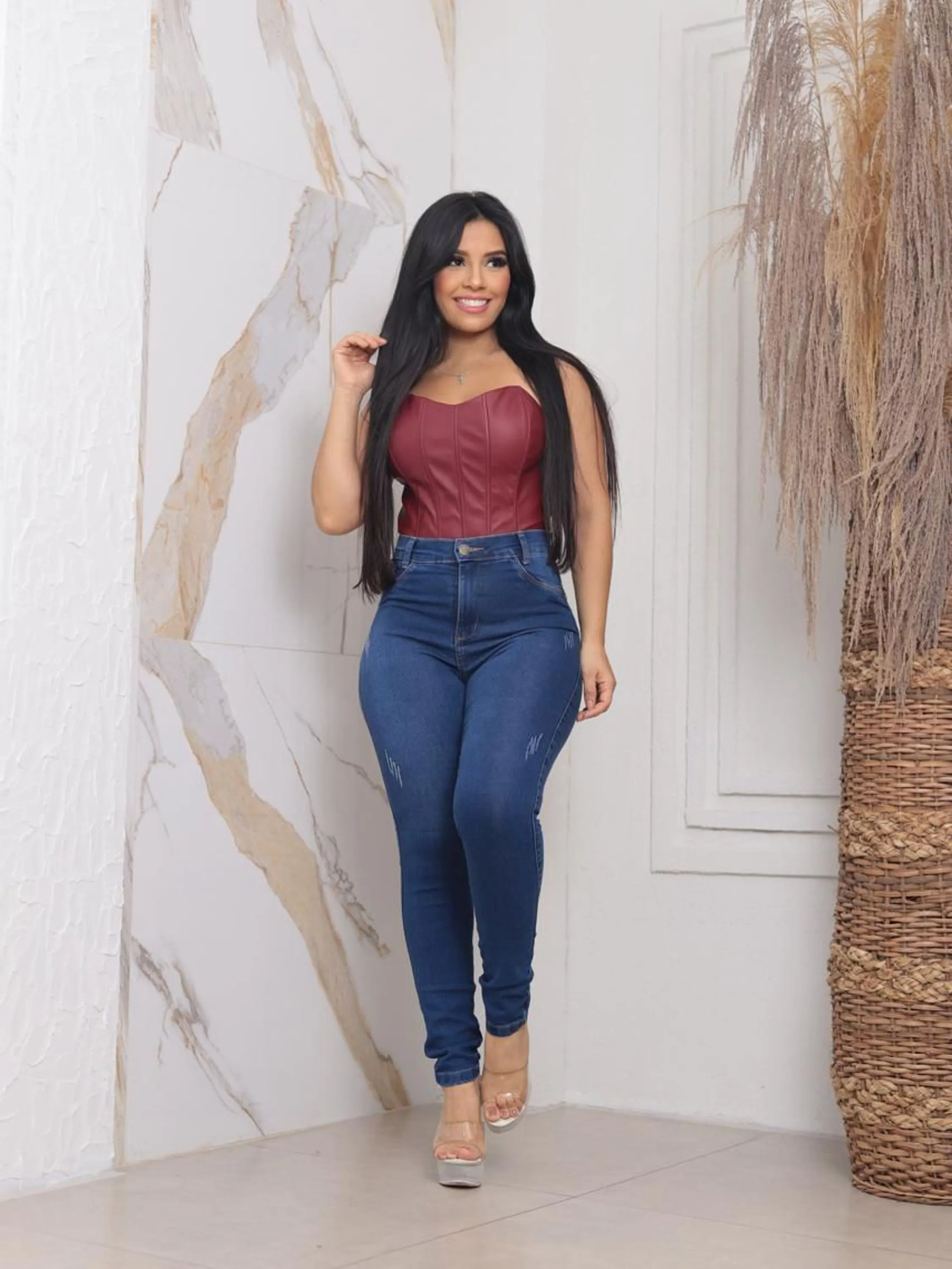 CALCA JEANS FEMININA  ESCURA LISA COM LYCRA