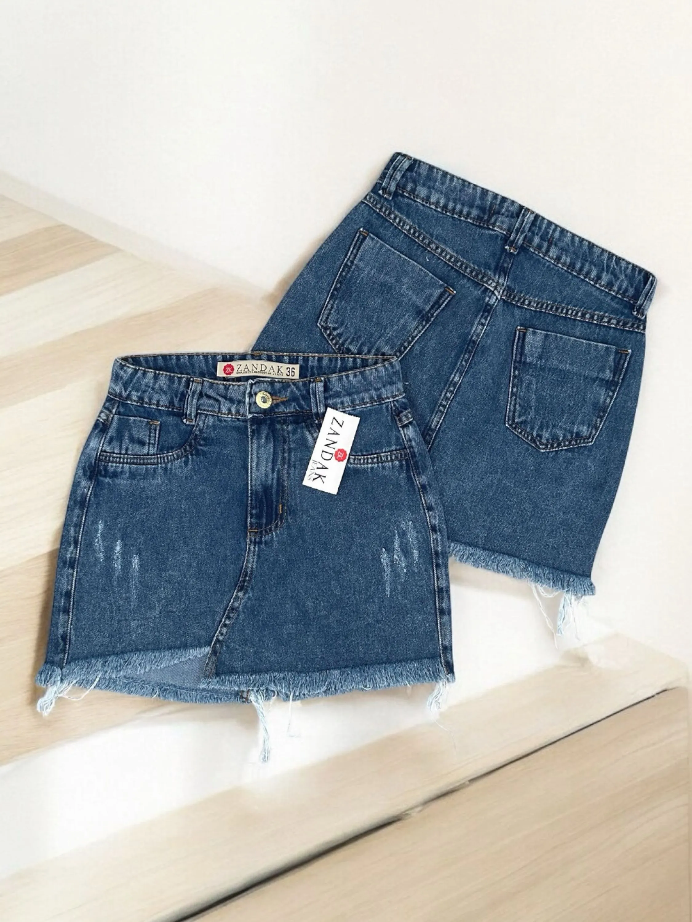 Saia jeans feminina azul manchada