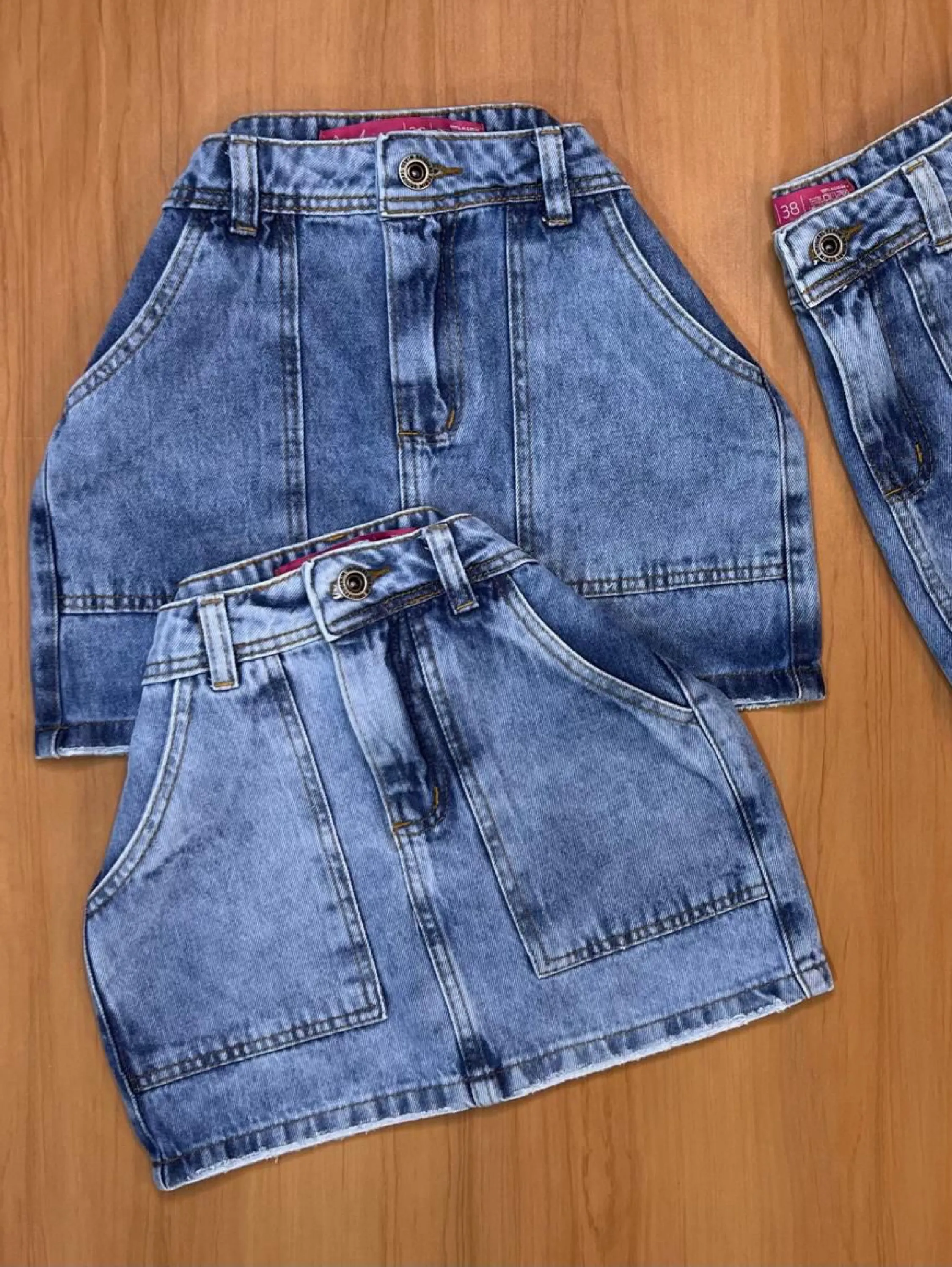 Saia jeans feminina clara com bolso