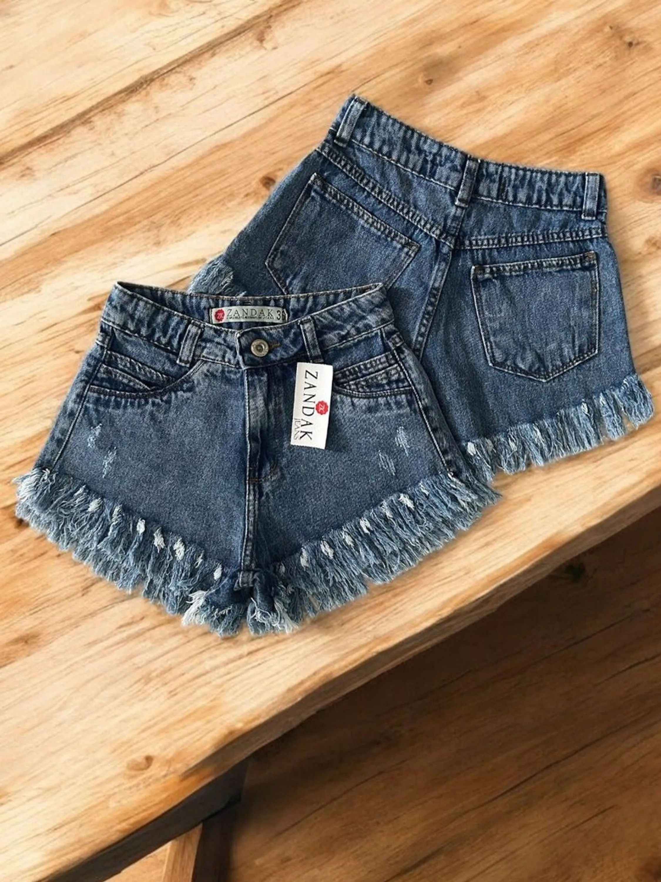 Short jeans feminina escura desfiado