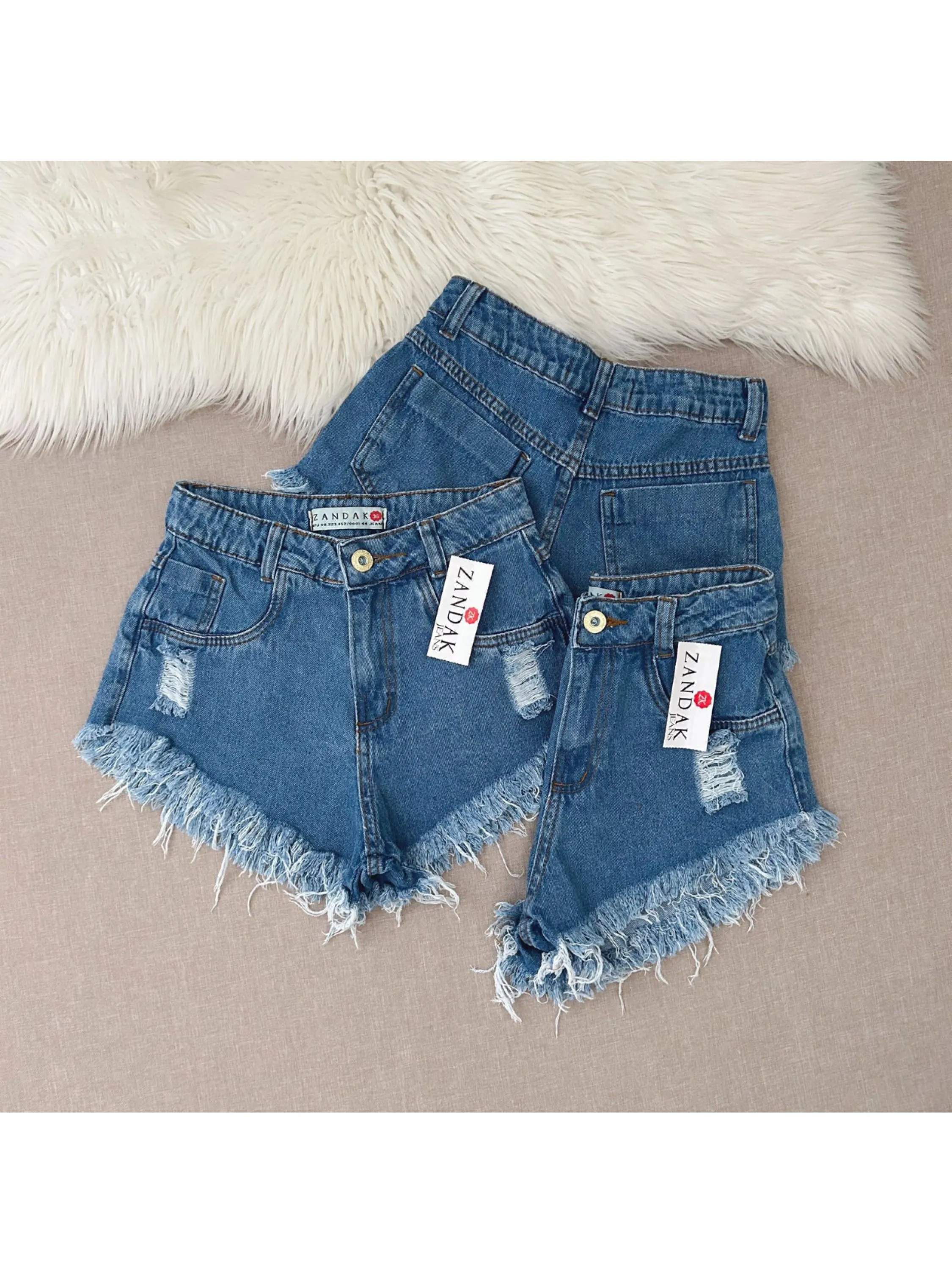 Short jeans feminina escura barra desfiado