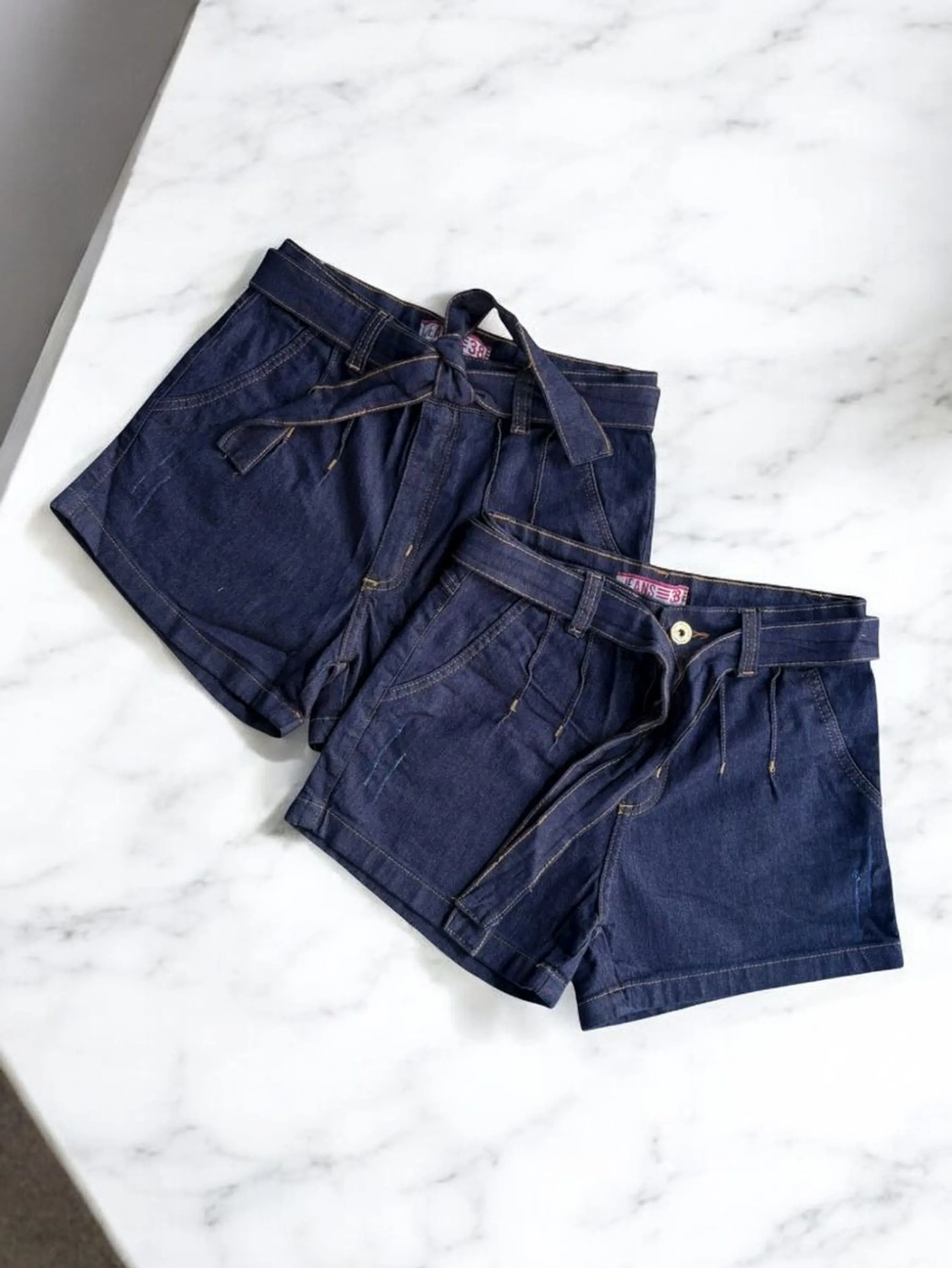 Short feminina jeans com lycra com cinto