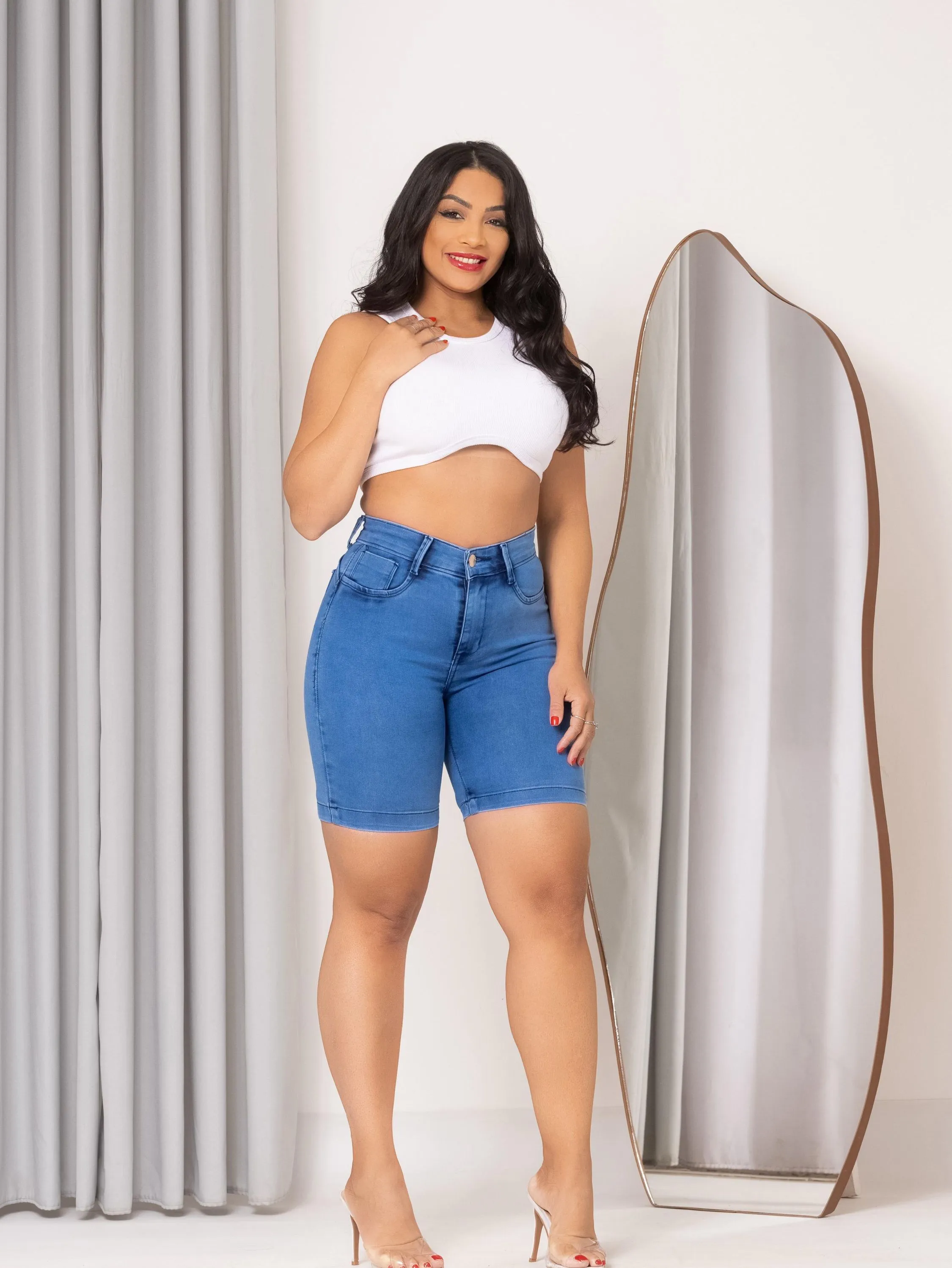 Bermuda jeans feminina clara com lycra