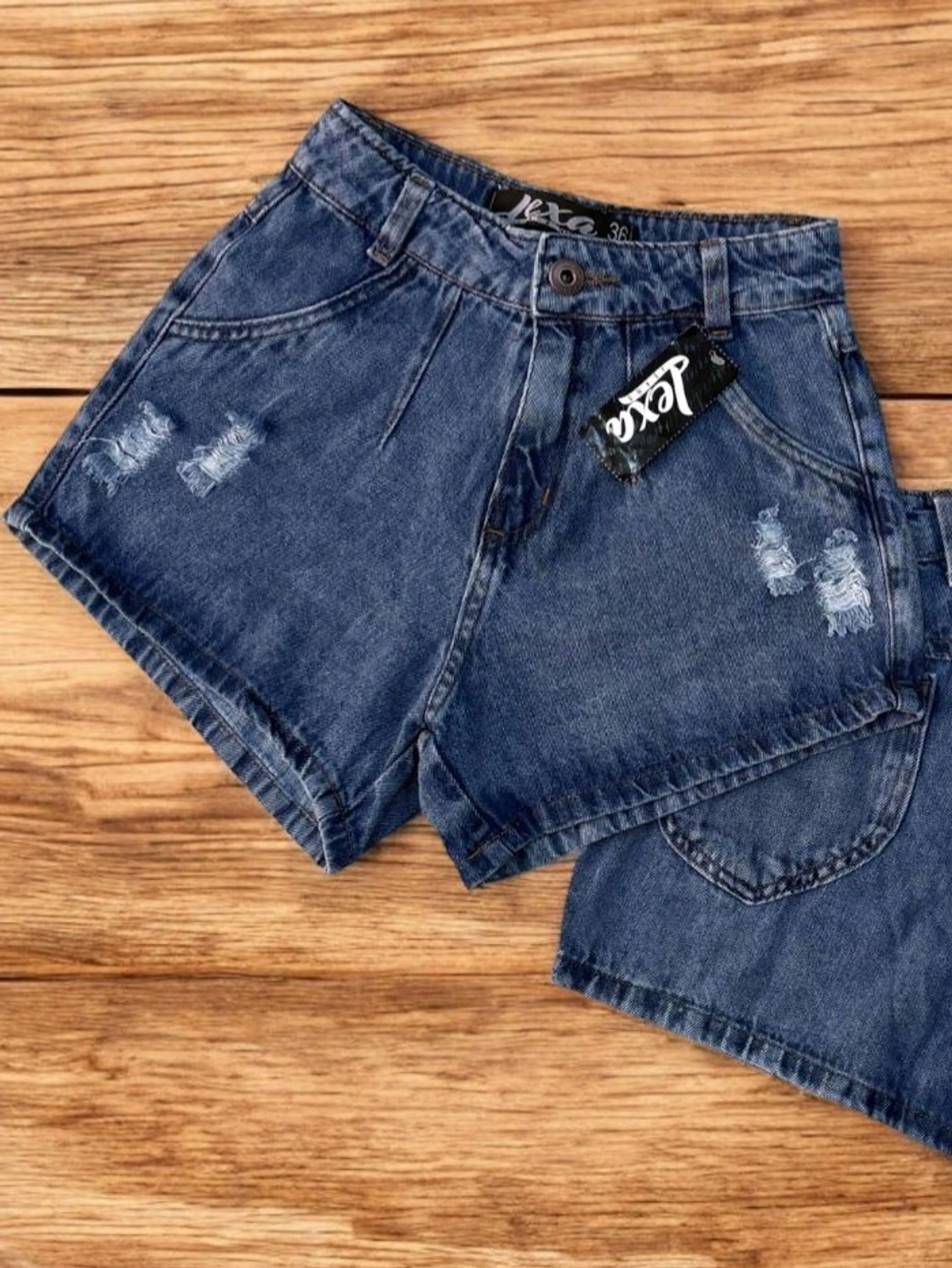 Short jeans feminina Azul manchada