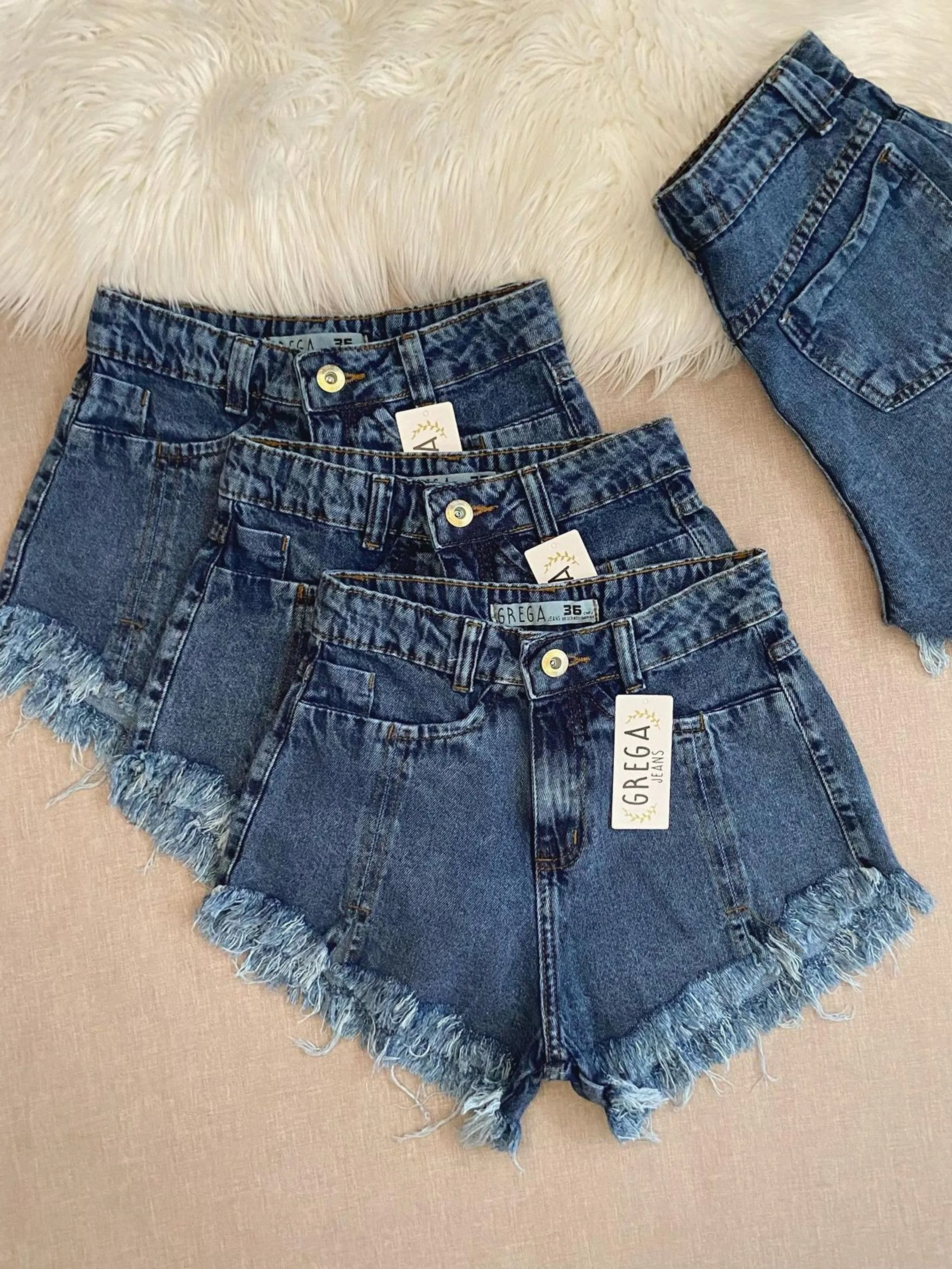 Short jeans feminina escura