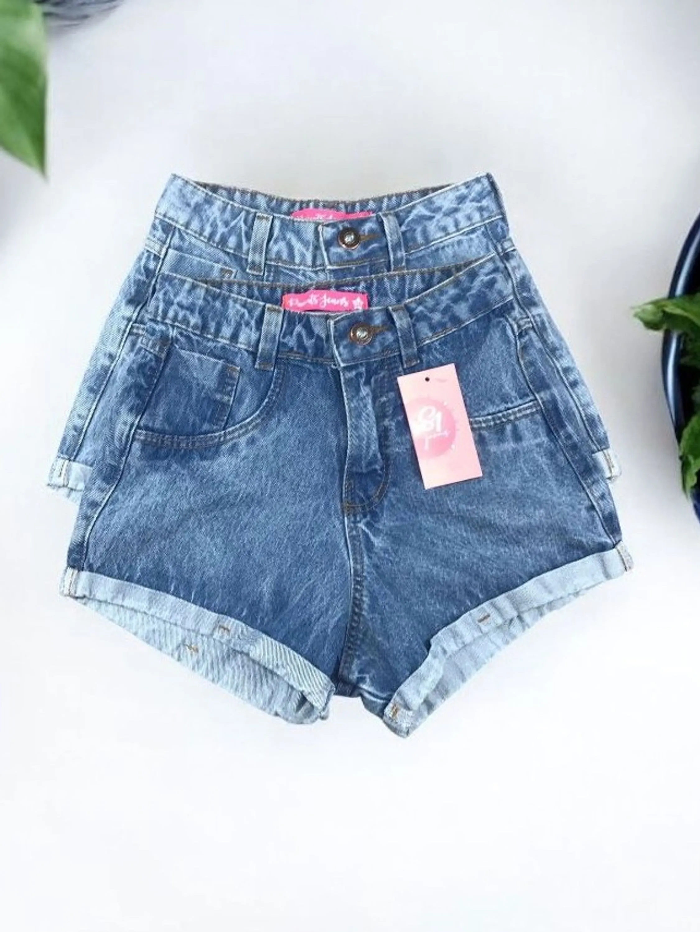 Short jeans feminina escura lisa