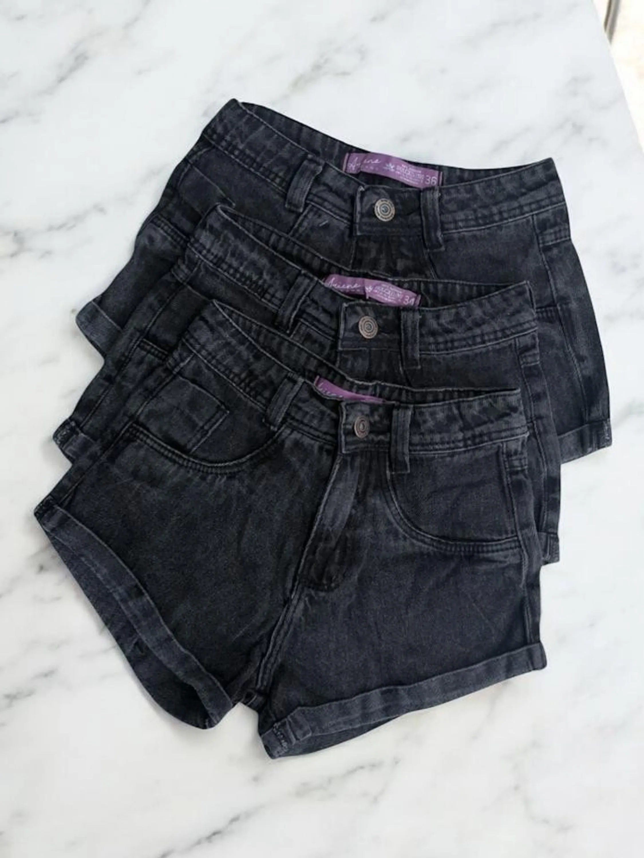 Short jeans grafite feminina