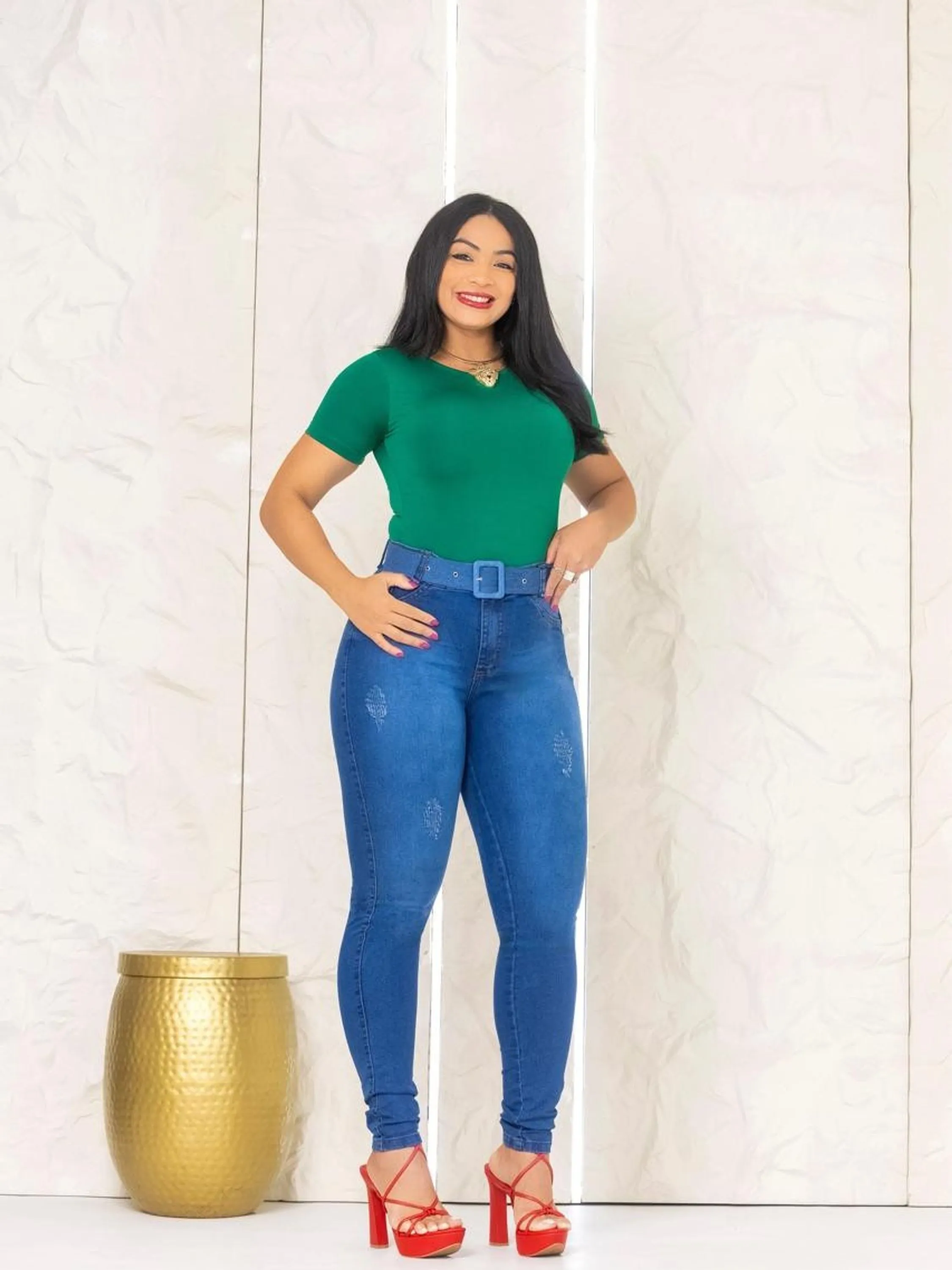 Calca feminina jeans com lycra com cinto