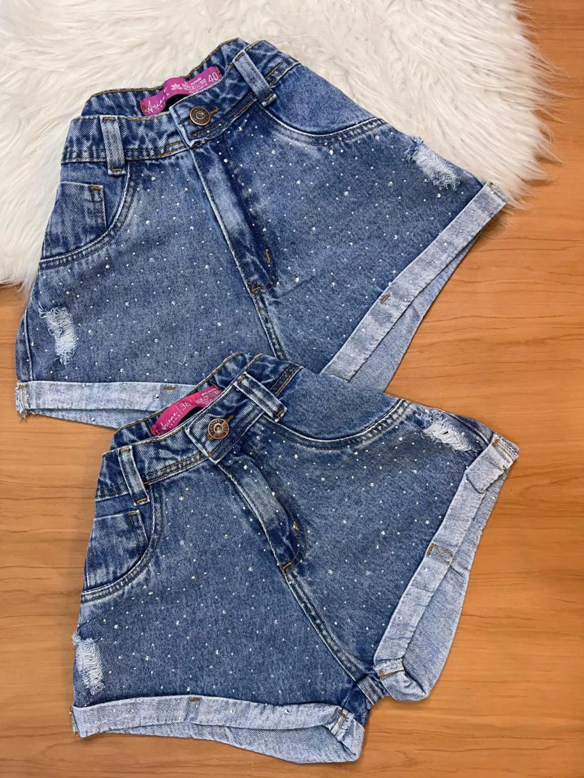 Short jeans feminino com brilho barra dobrado