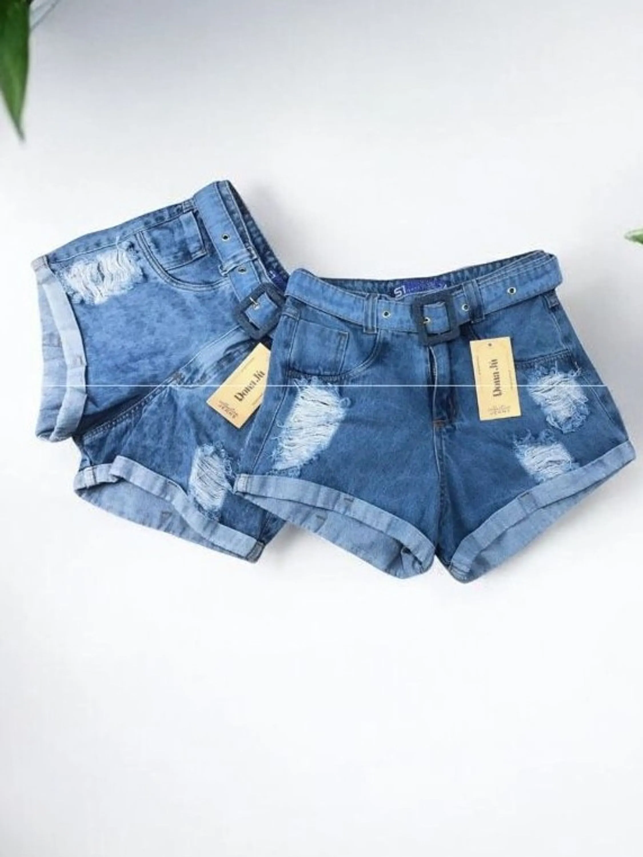 Short jeans feminina Clara com cinto