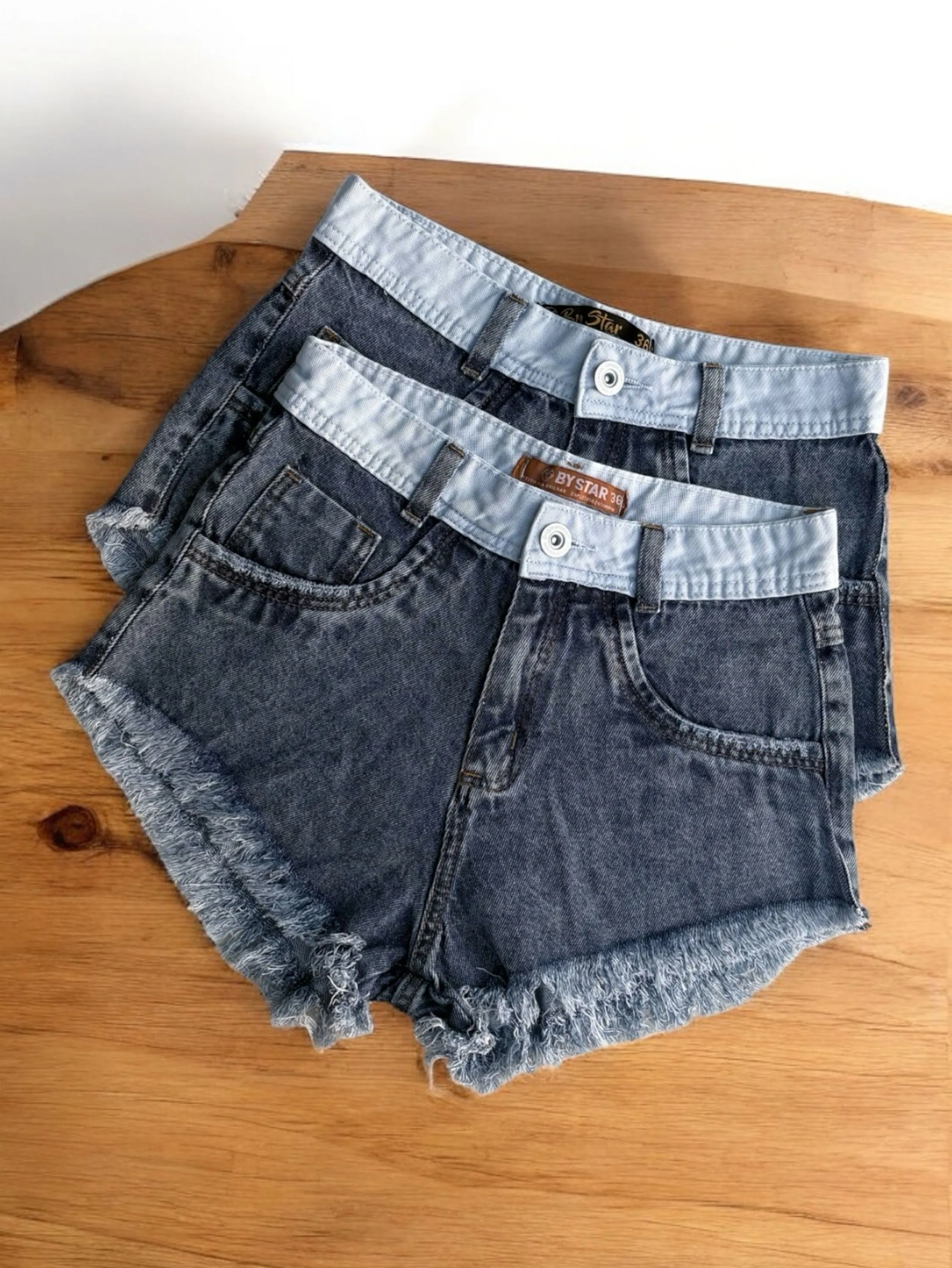 Short jeans escura manchada barra desfiado