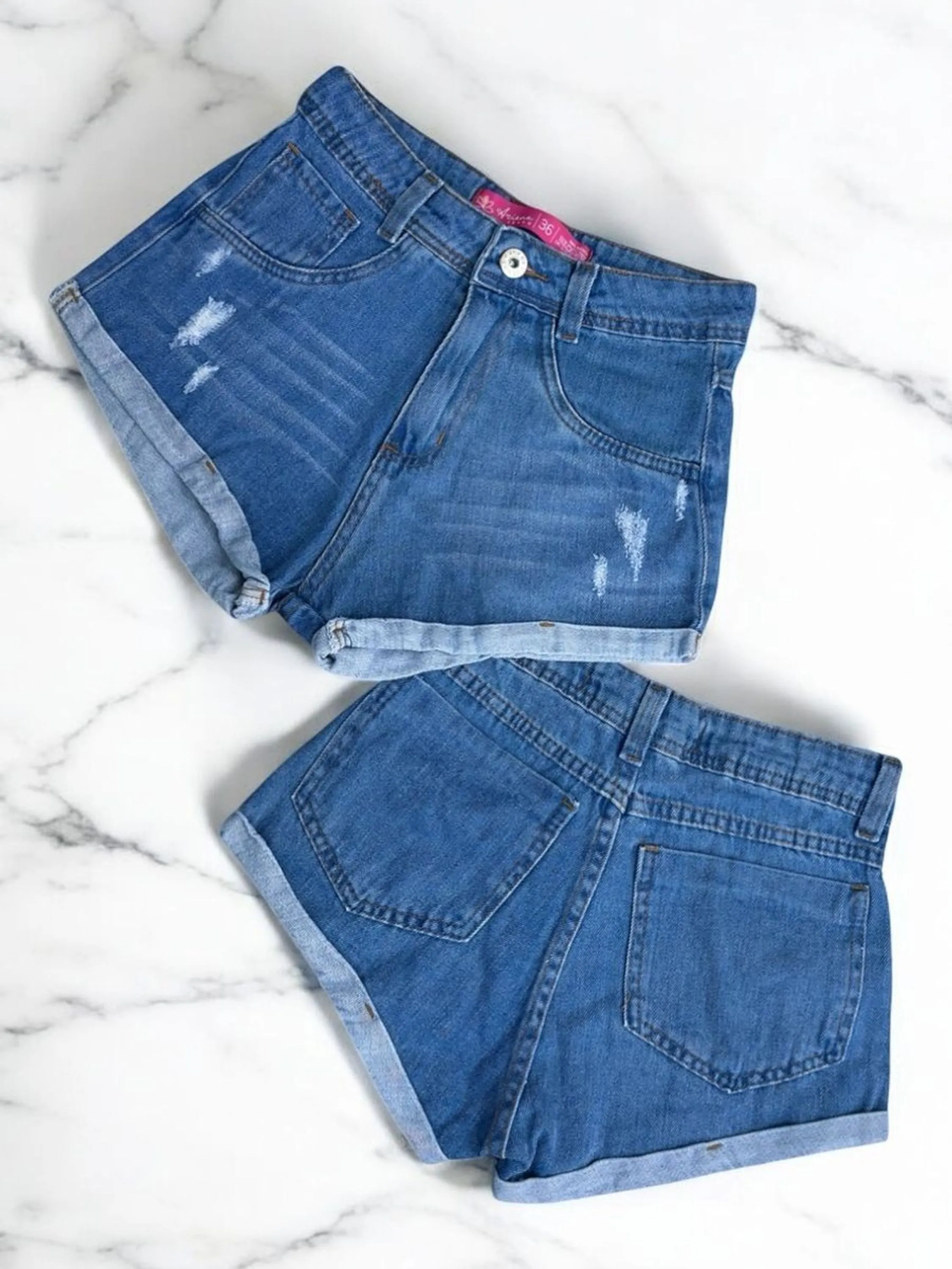 Short jeans feminina escura Barra dobrado