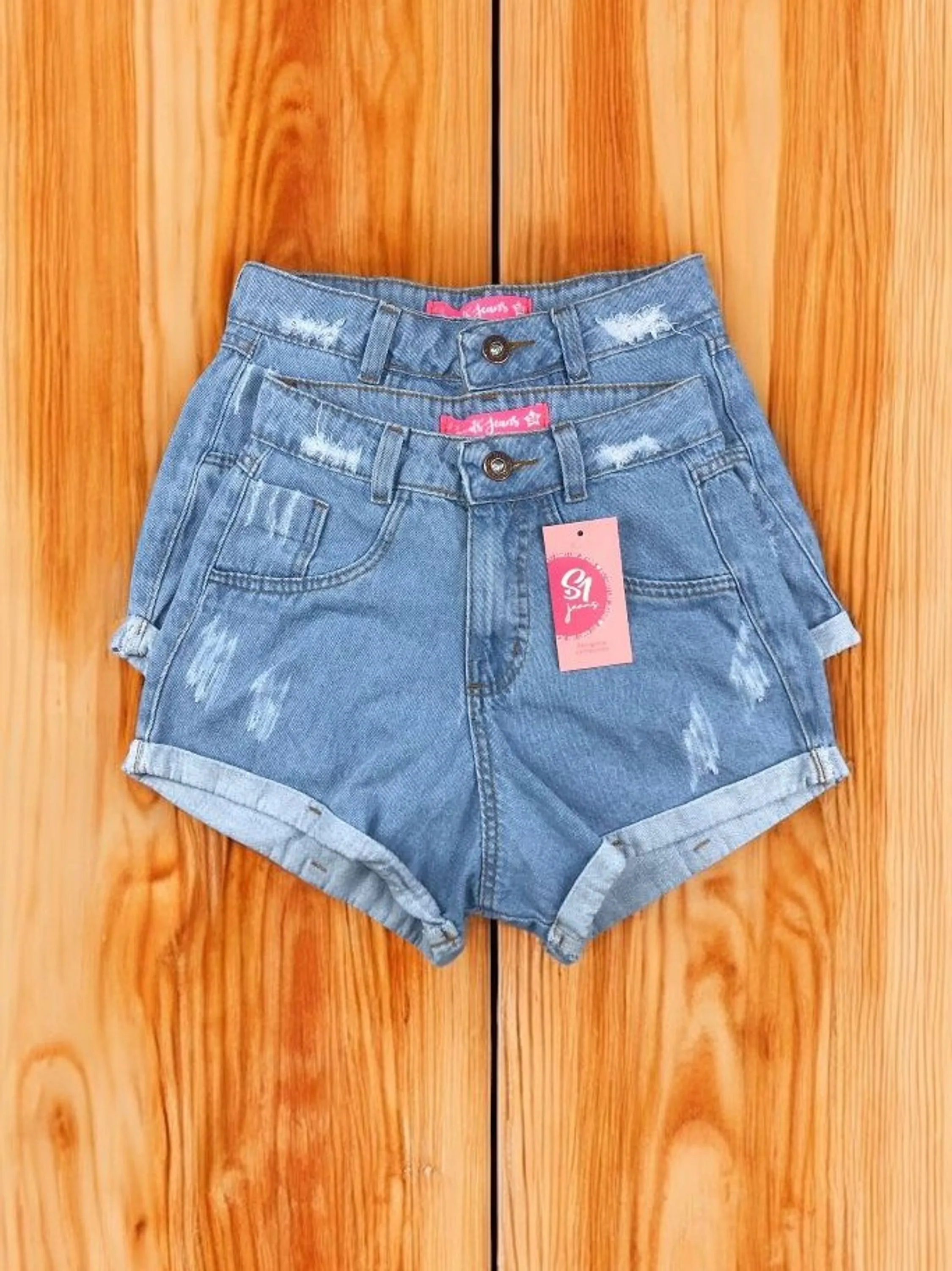 Short jeans feminina Clara Barra dobrado