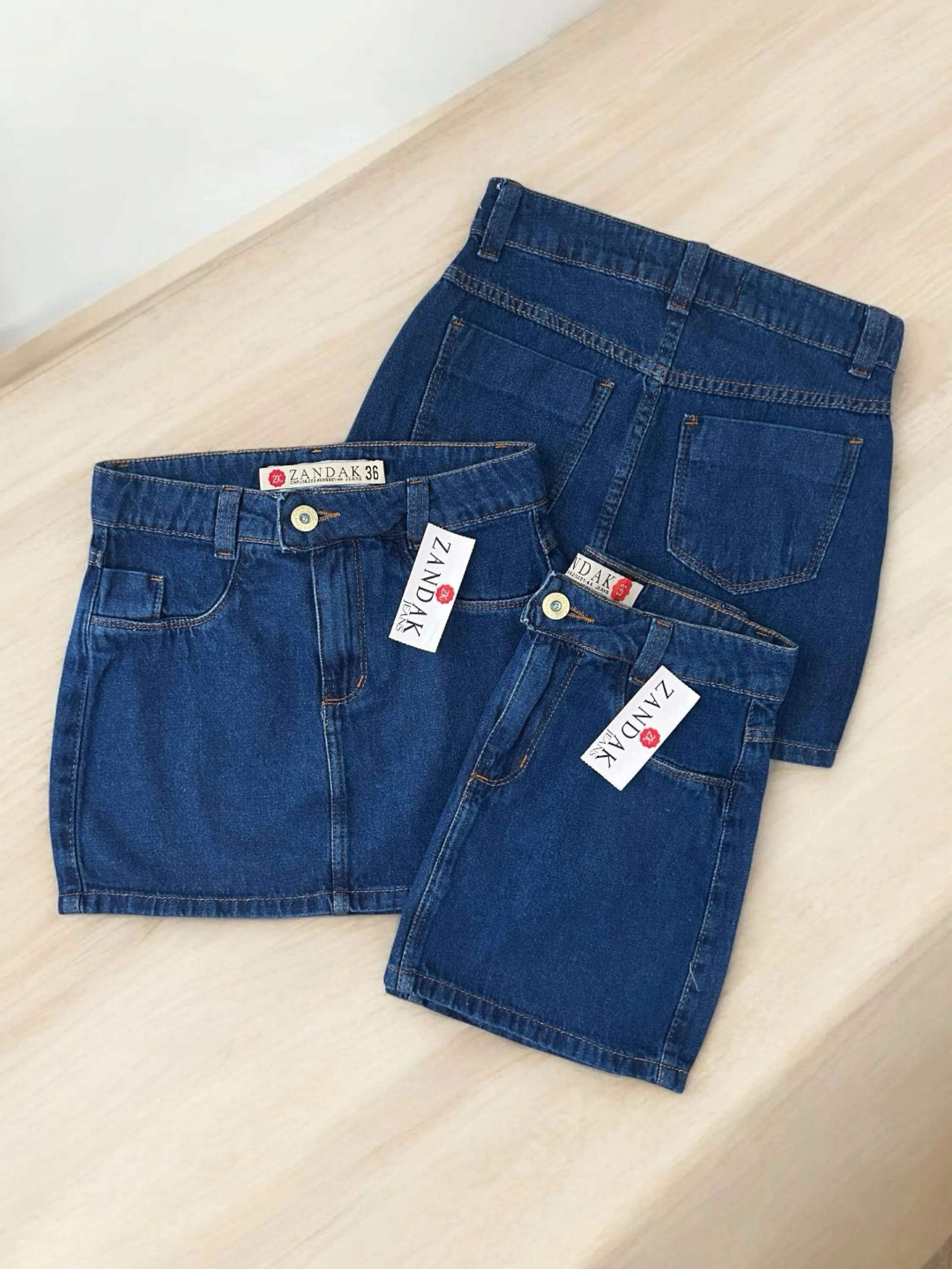 Saia jeans escura lisa