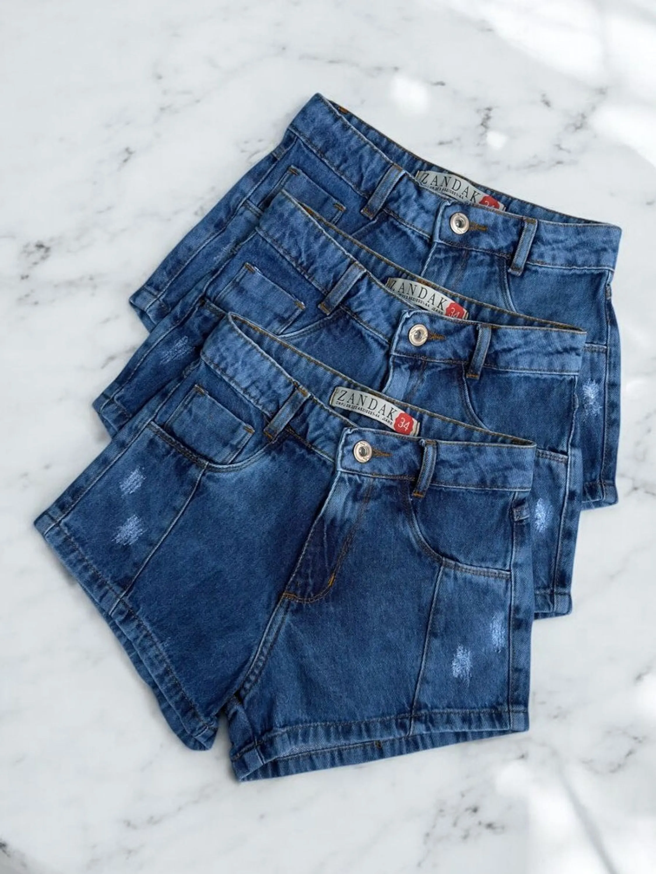 Short jeans feminina meio clara