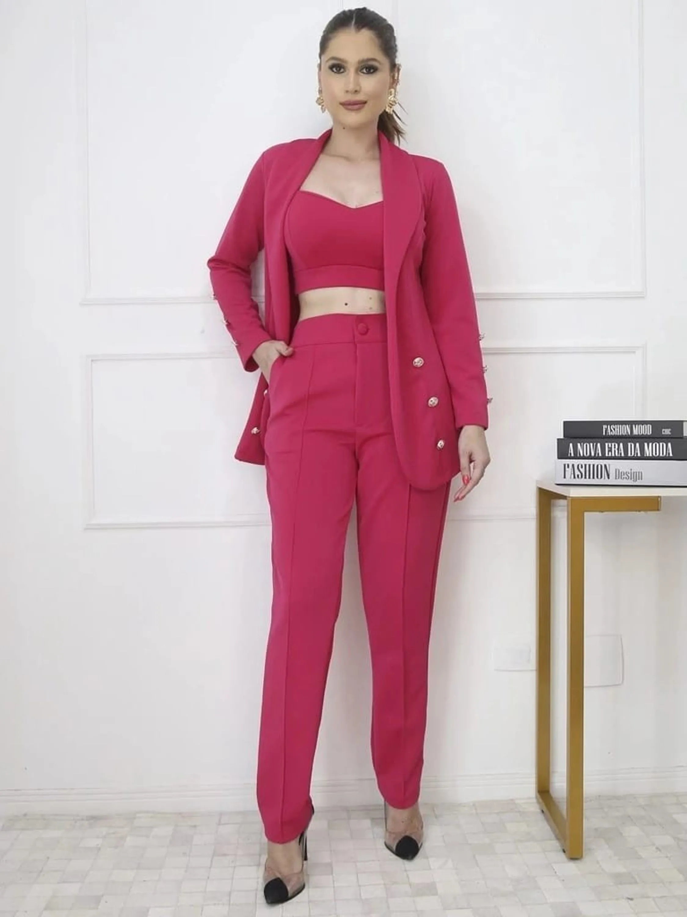 Conjunto Com 3 Peças, Blazer Cropped e Calça.