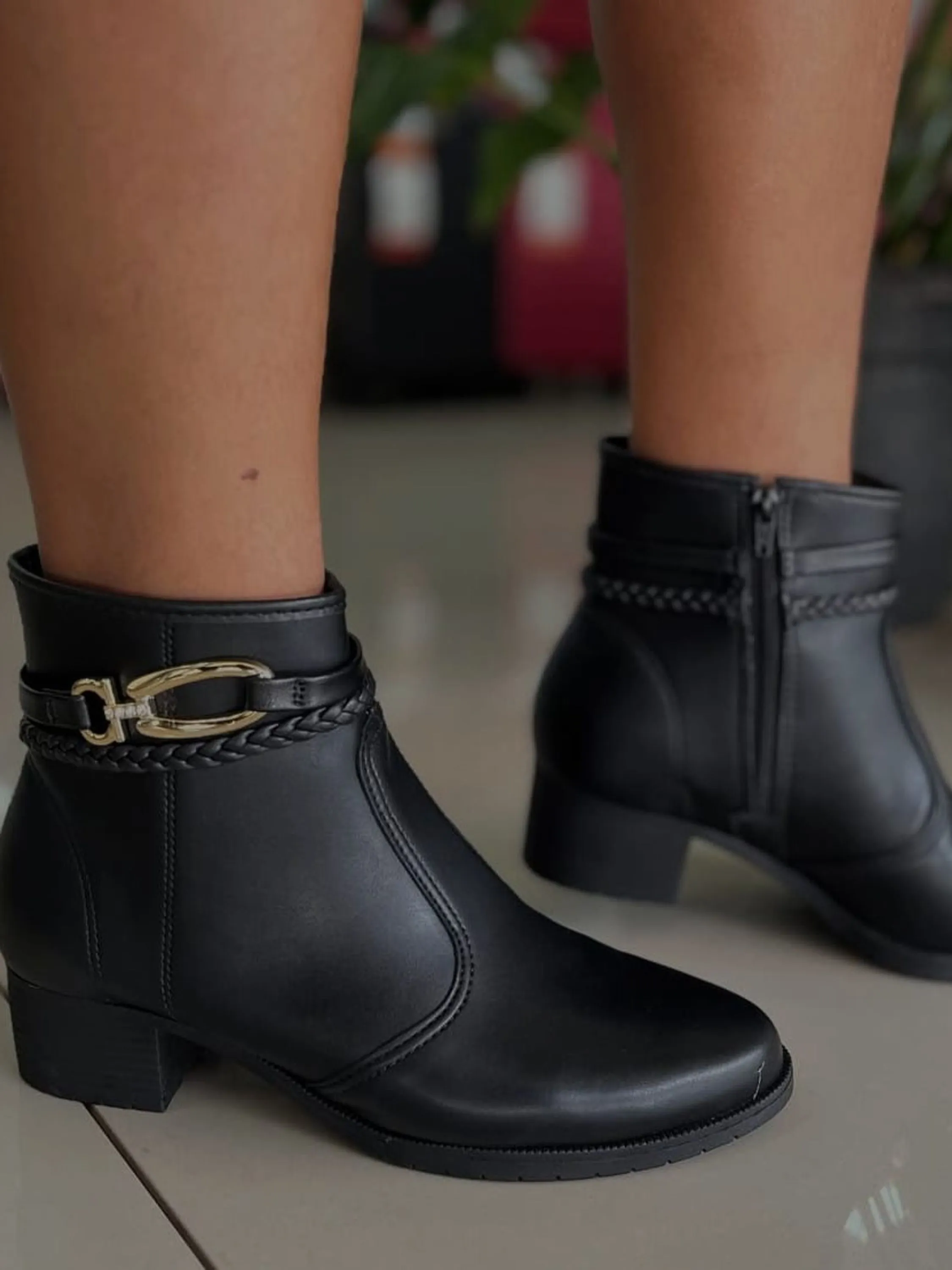 Bota cano curto moleca feminina