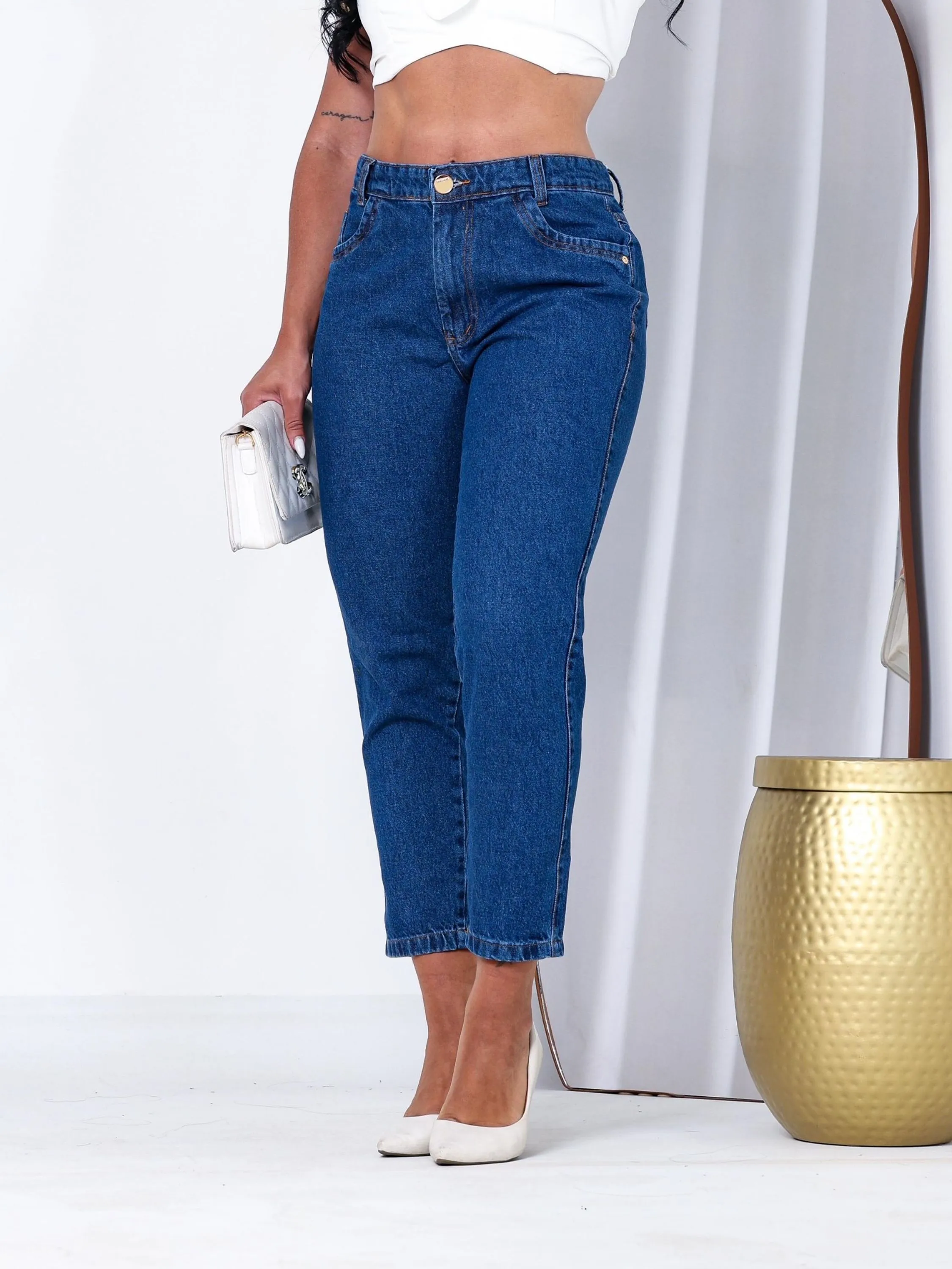 Calça mom jeans 11oz com bolsos funcionais