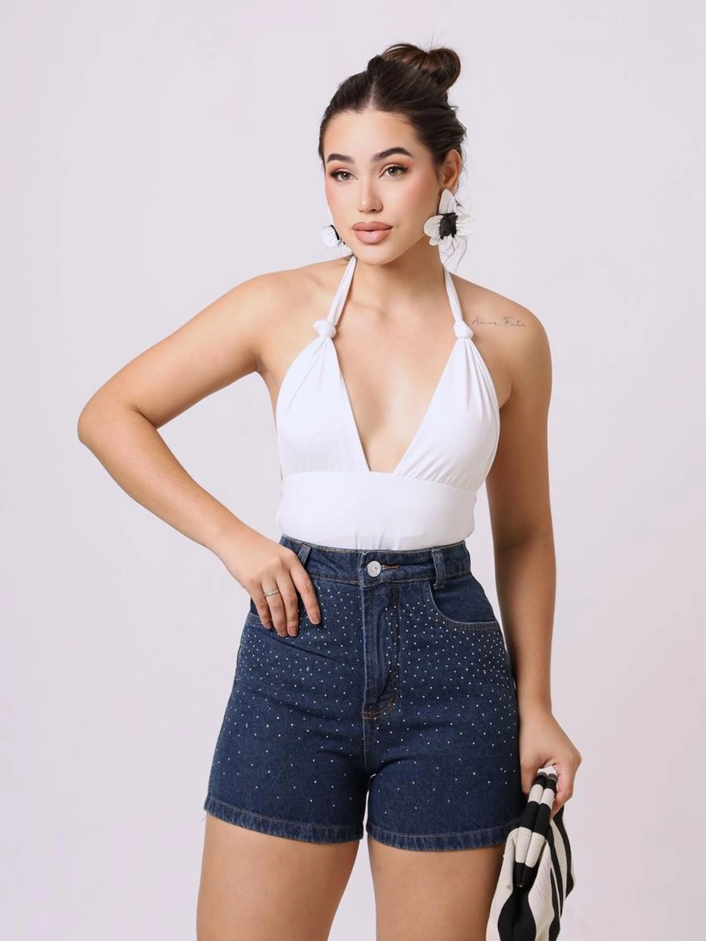 Shorts com aplicação strass bolso na frente sem Lycra