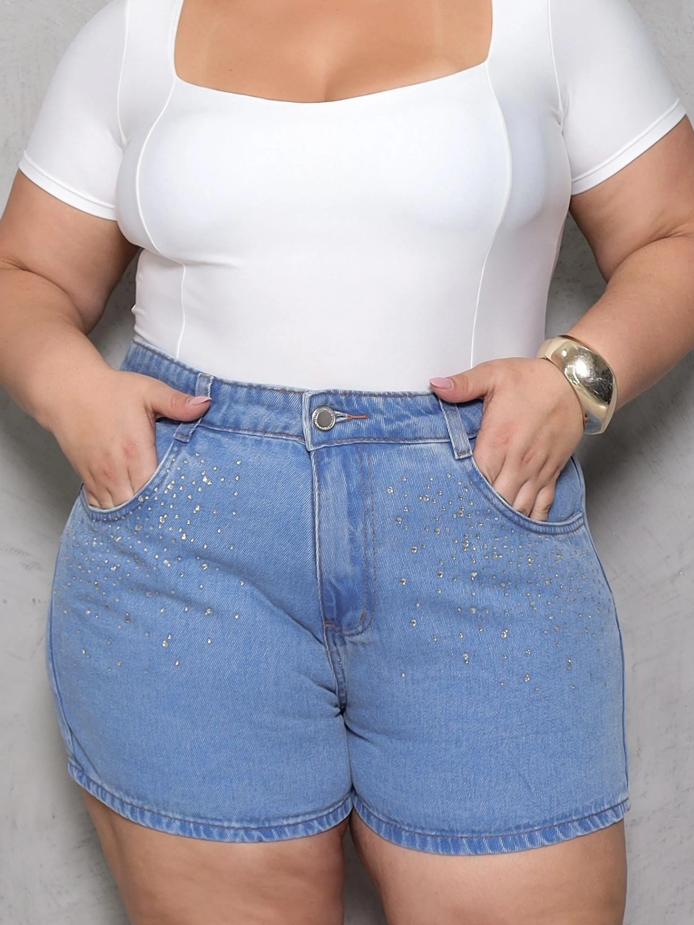 Shorts jeans plus size sem elastano bolso na frente