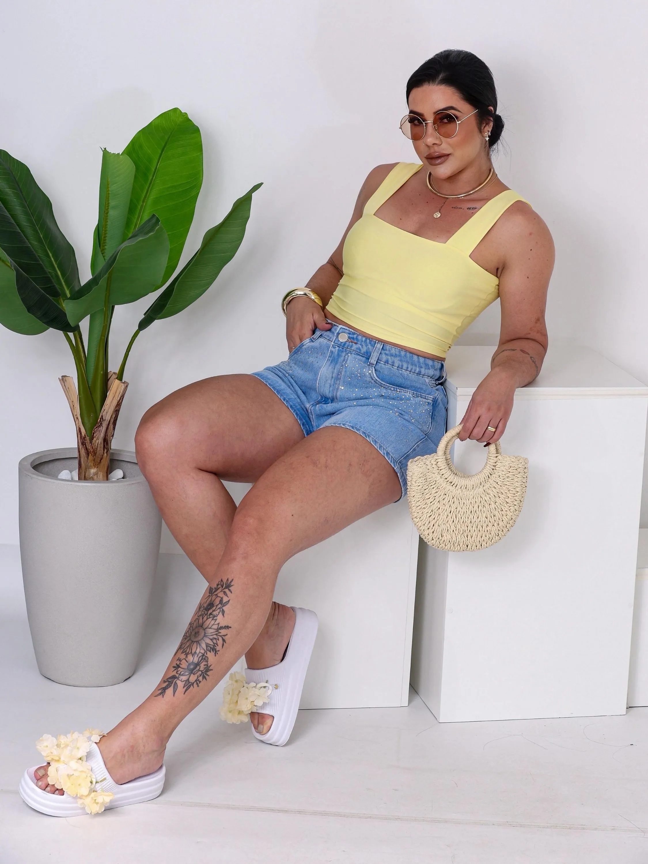 Shorts jeans com aplicação sem elastano bolso na frente