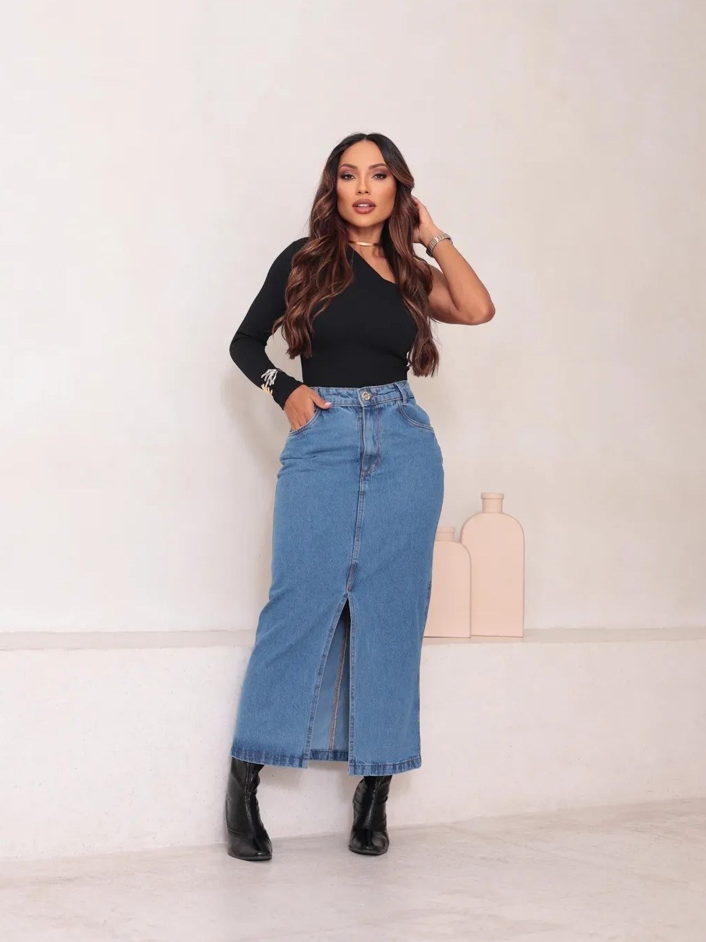 Saia midi alta qualidade sem Lycra bolsos frontais.