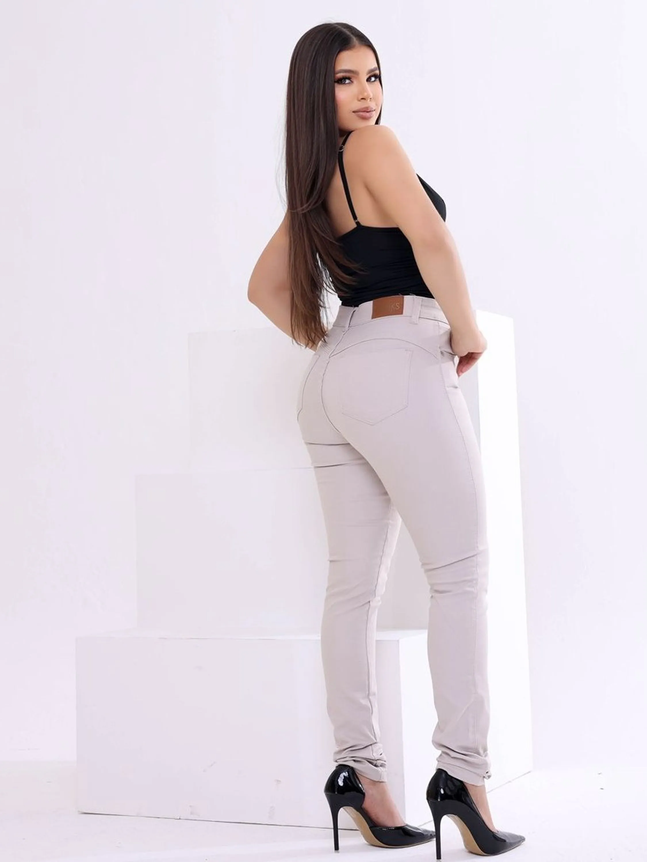 Calça sarja skinny bege claro com elastano