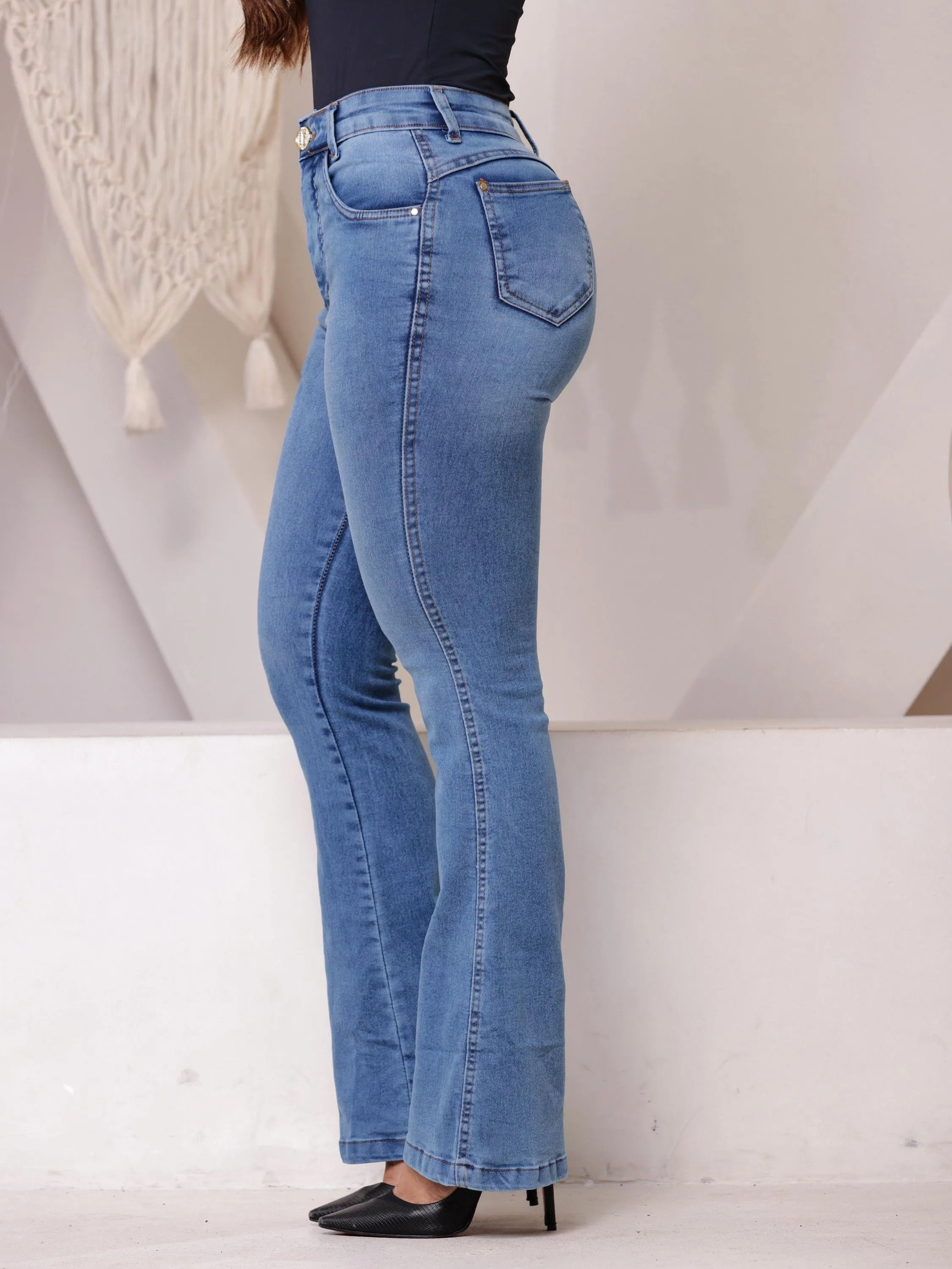 Calça jeans flare com elastano
