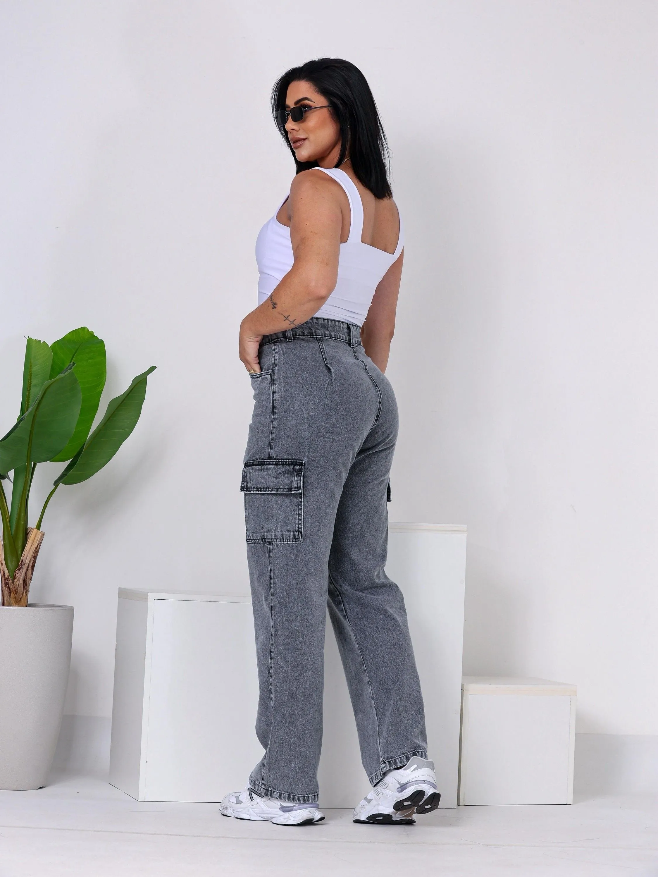 Calça cargo cinza grafite sem elastano bolsa na frente