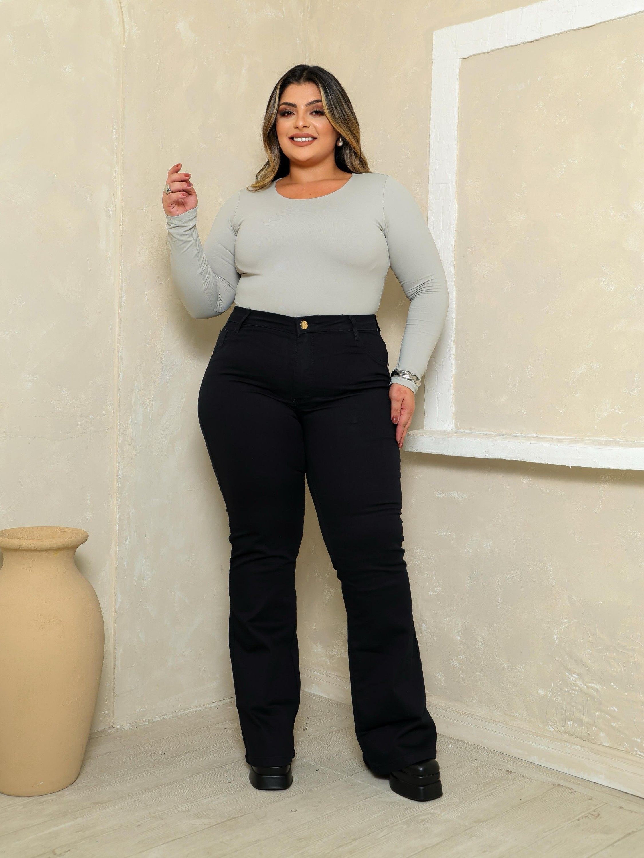 Calça flare plus preto com elastano