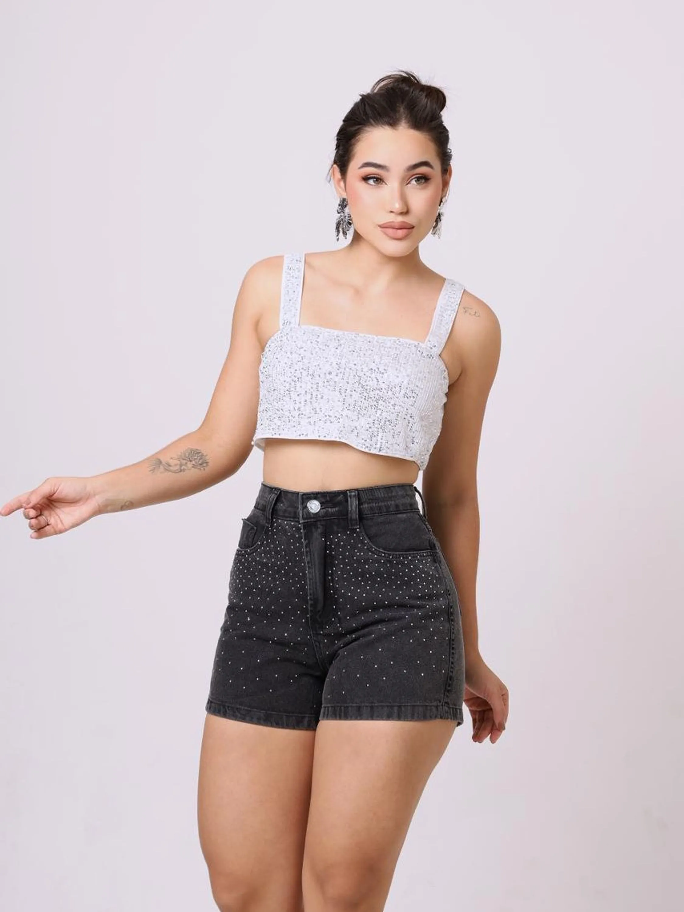 Short jeans aplicação strass bolso na frente