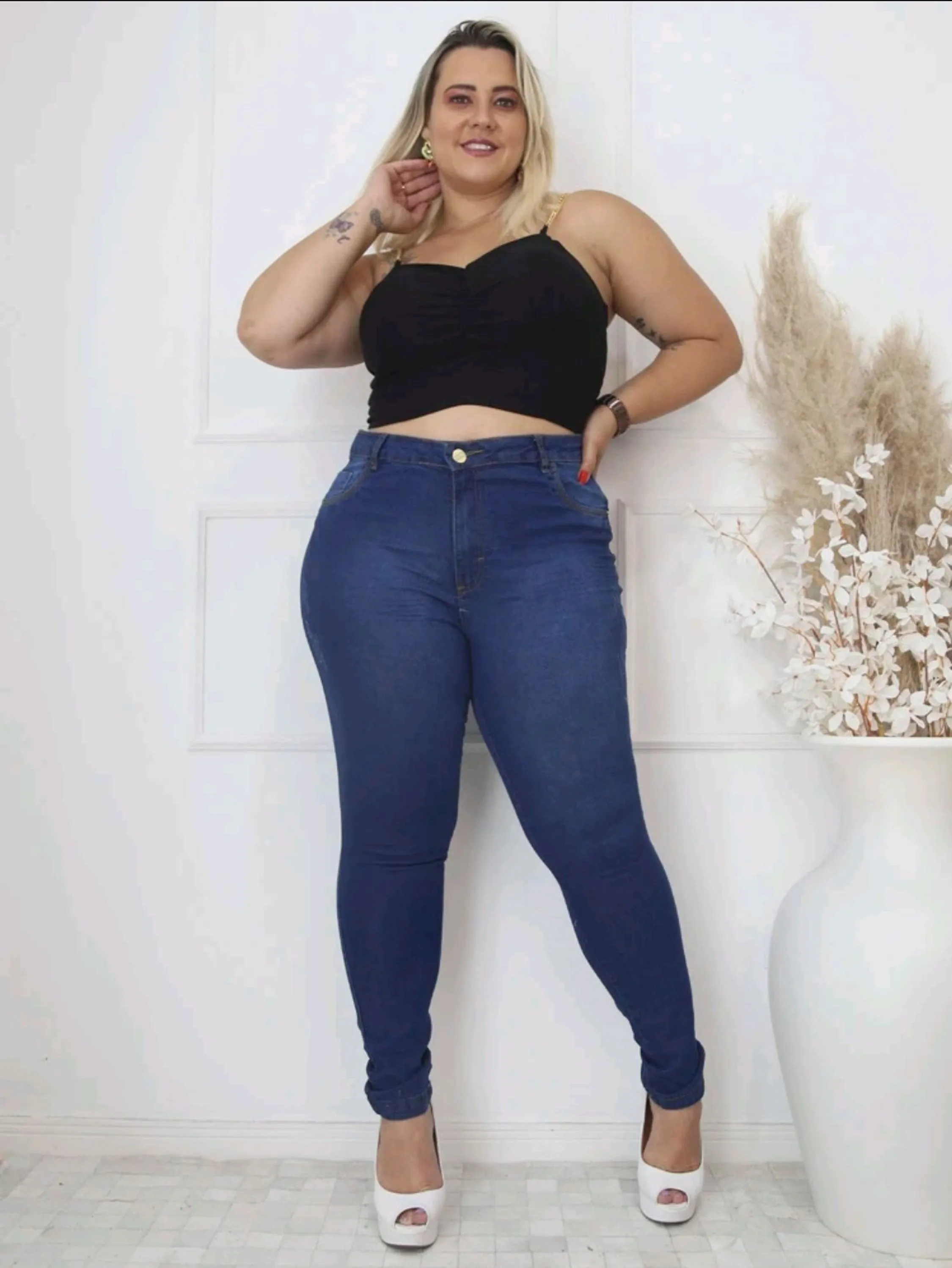Calça jeans skinny plus size com elastano