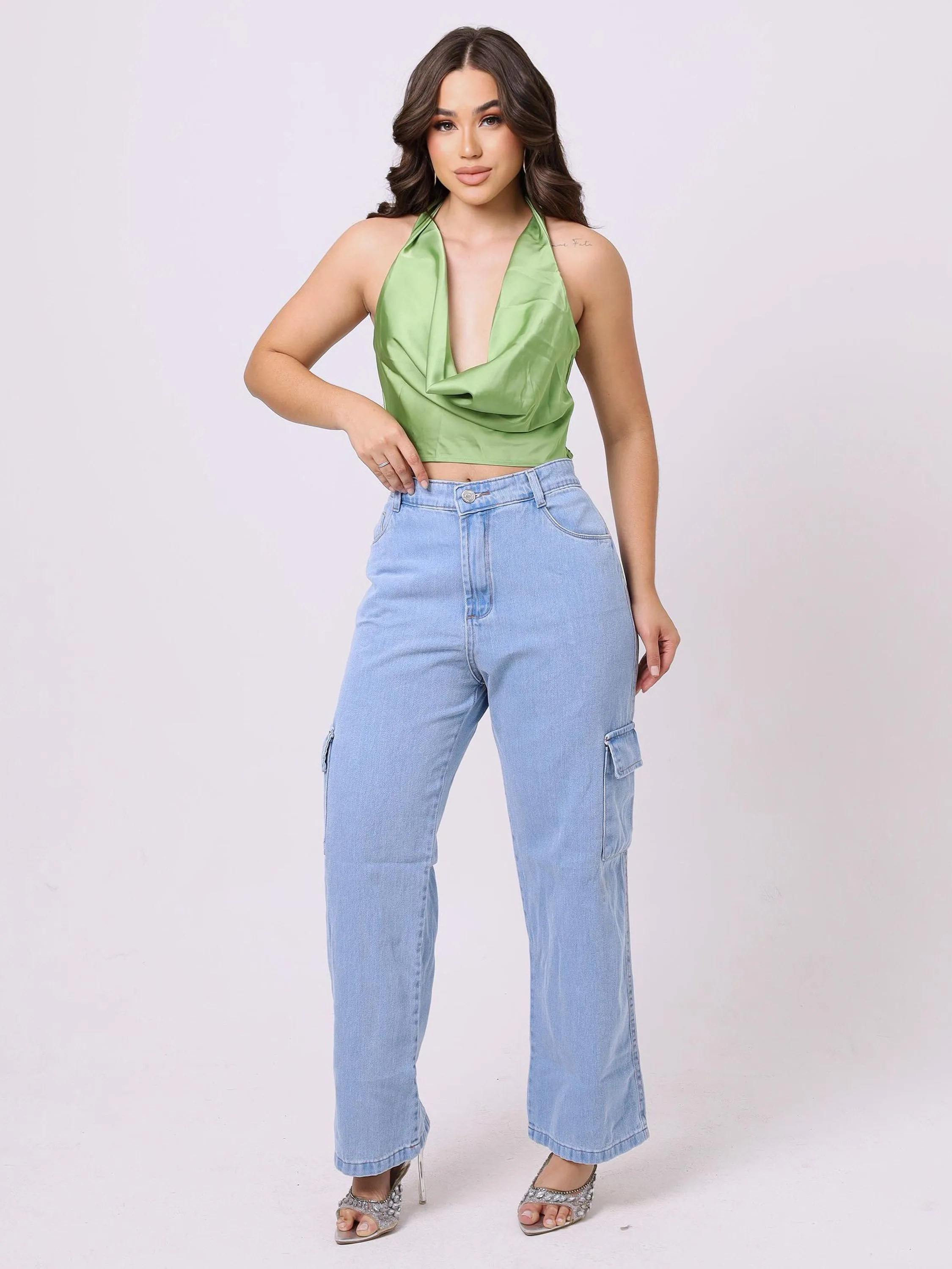 Calça cargo jeans sem elastano bolsos funcionais pinça