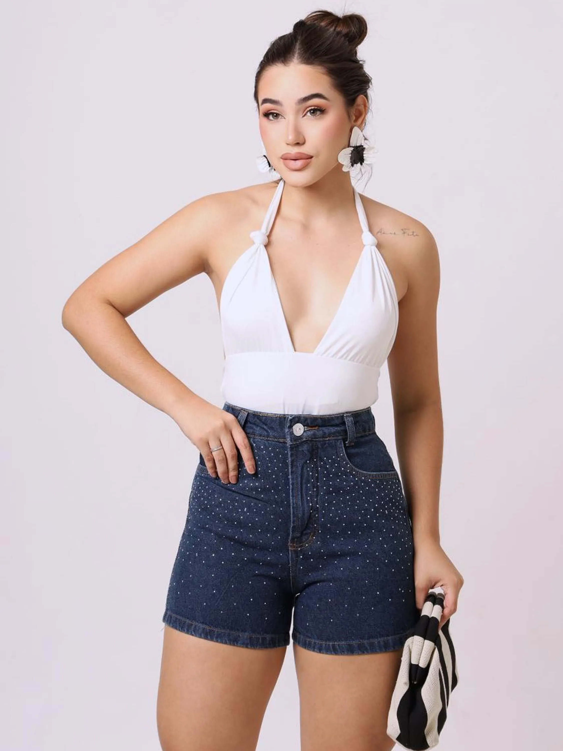Short jeans sem Lycra com aplicação strass bolso na frente