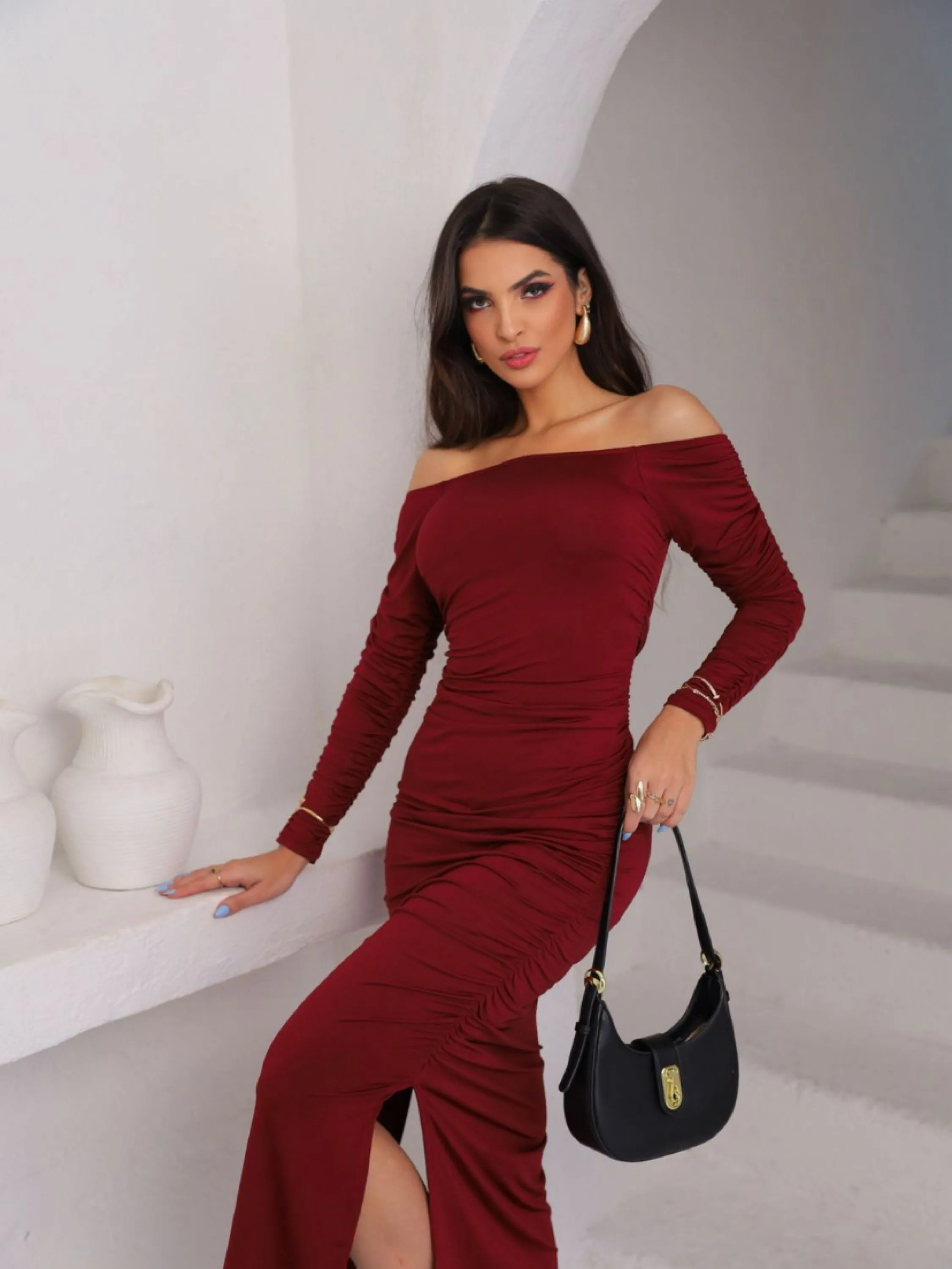 Vestido ombro caído manga longa