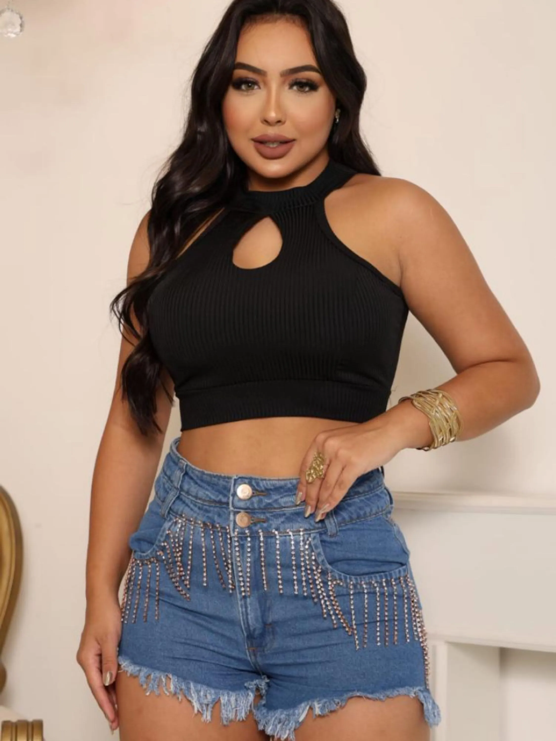 Cropped gola alta com abertura no decote
