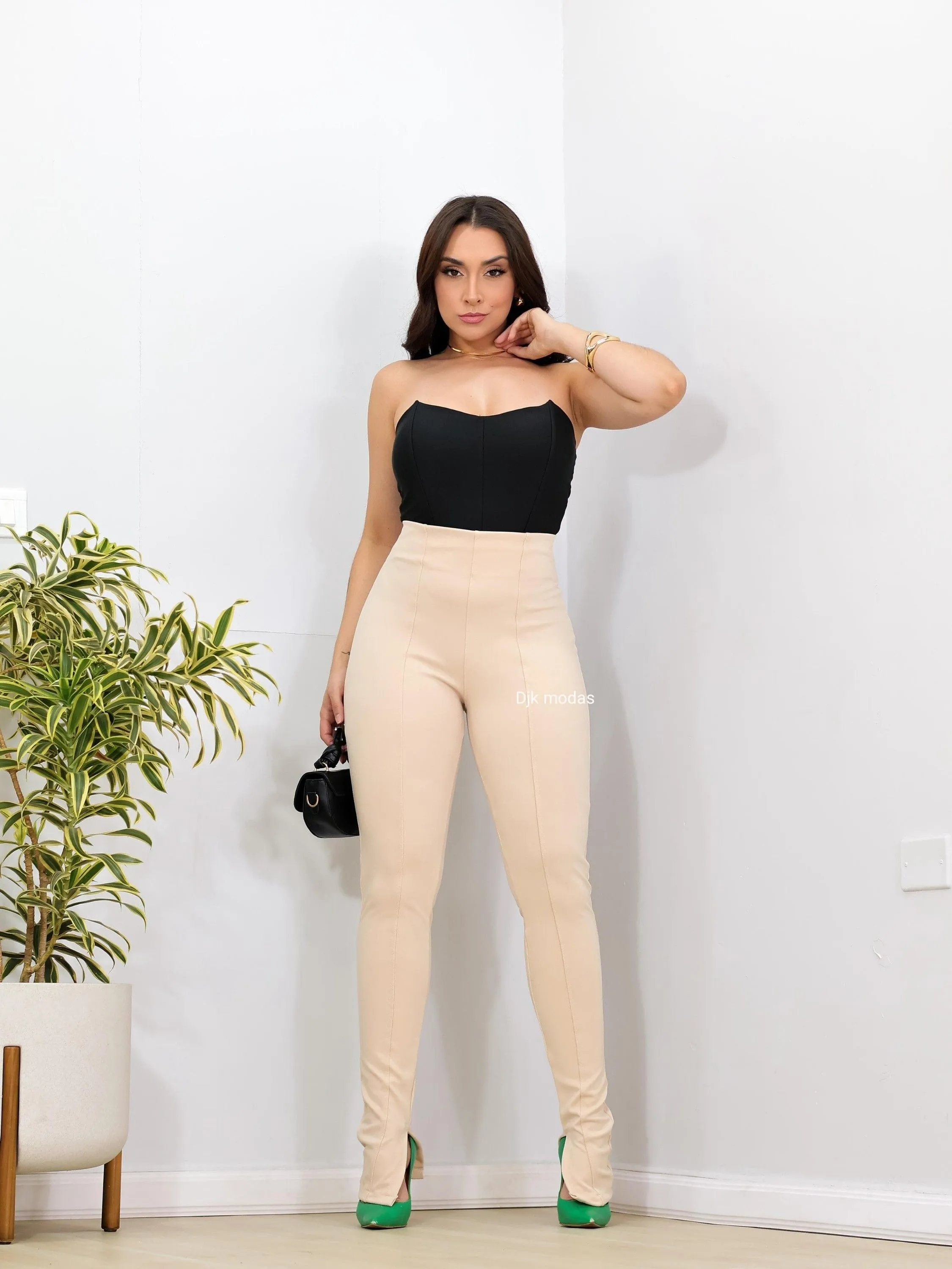 Calça social estilo Zara detalhe de abertura na barra