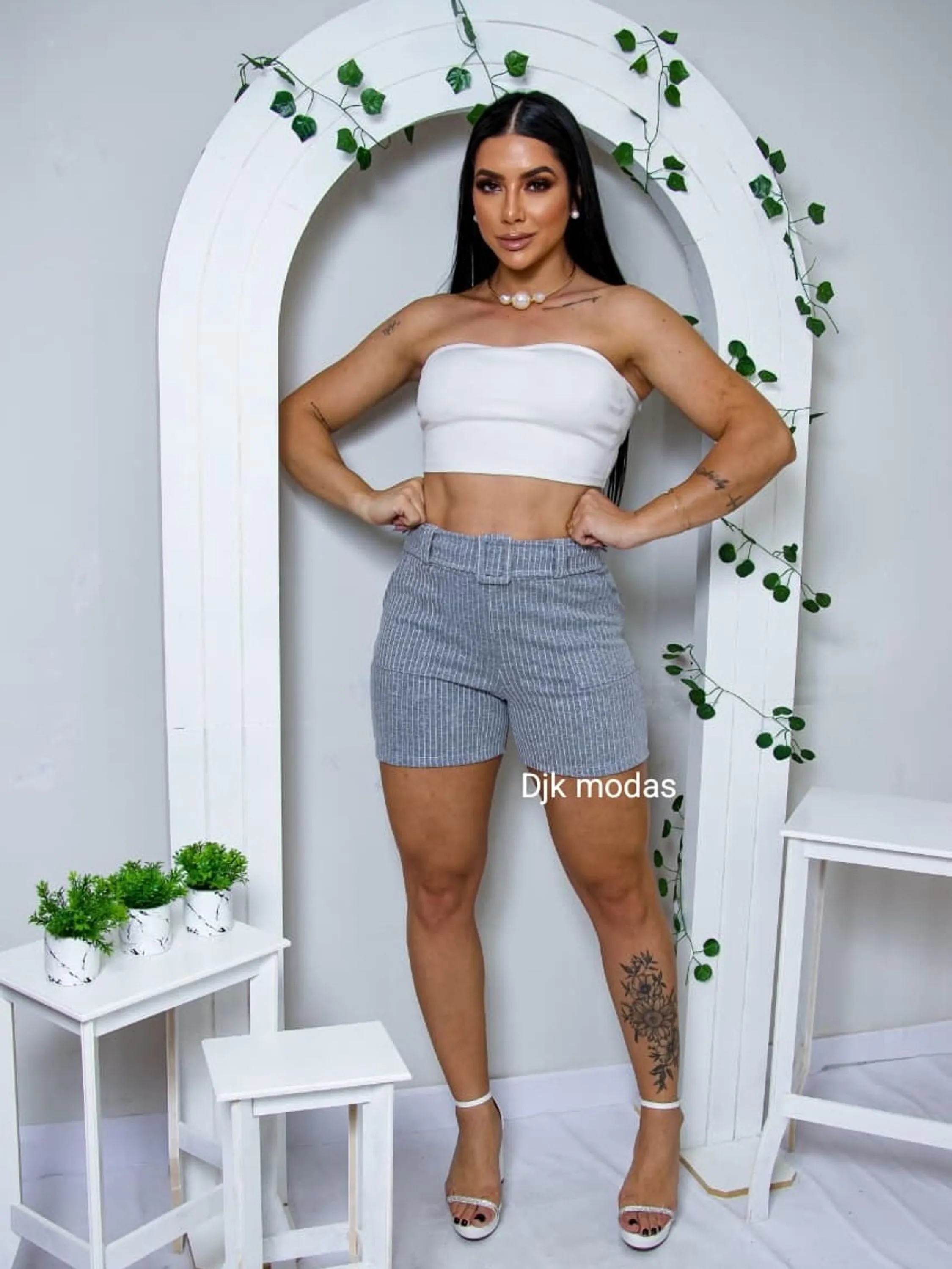 Shorts social cintura alta com bolso e fivela