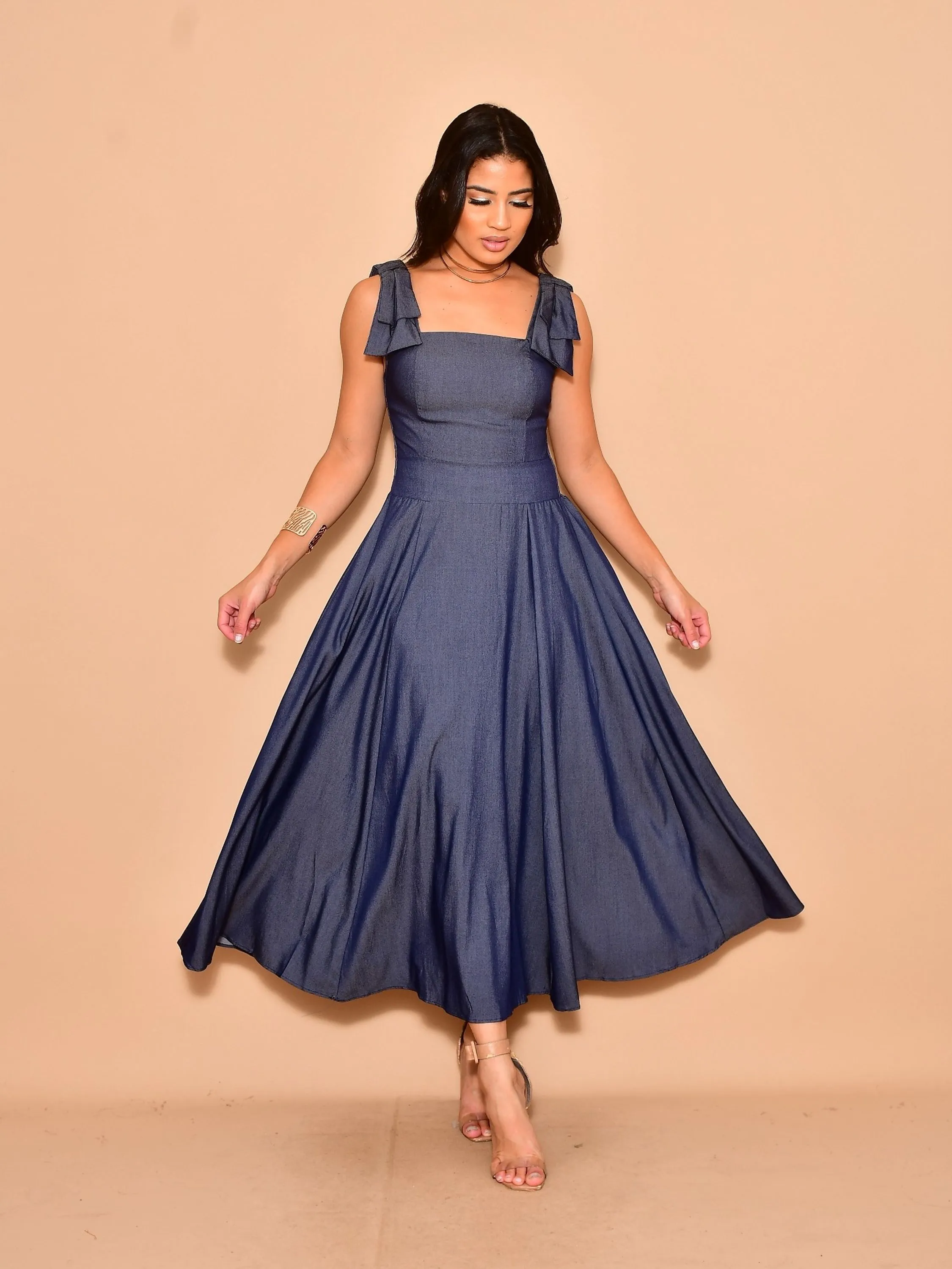 Vestido midi chambray imitação jeans com laço no ombro