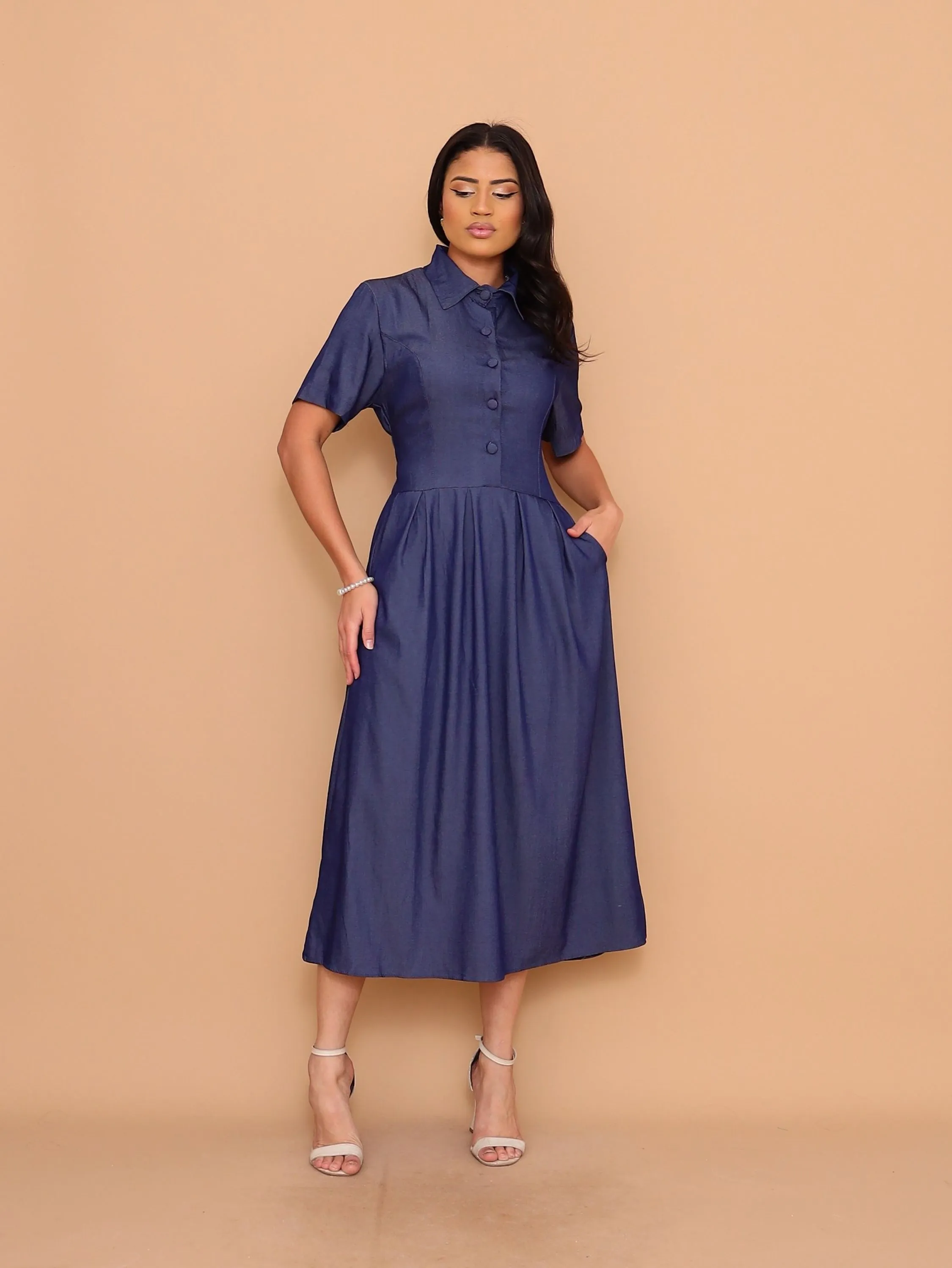Vestido midi chambray  com bolsa botão manga curto
