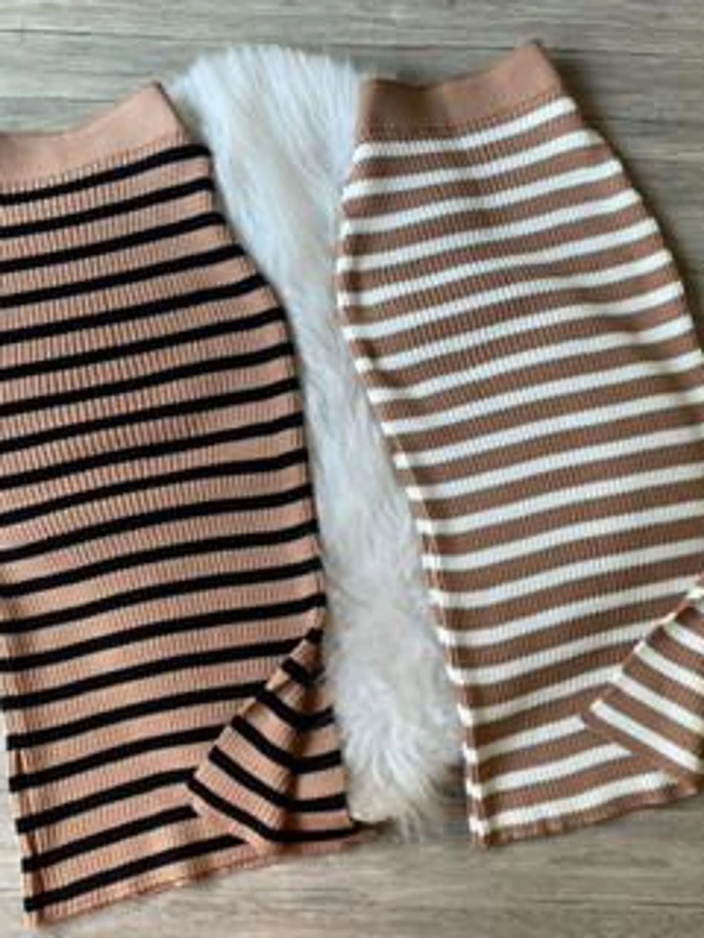 Saia Midi Canelada Modal Elegante com Fenda Lateral