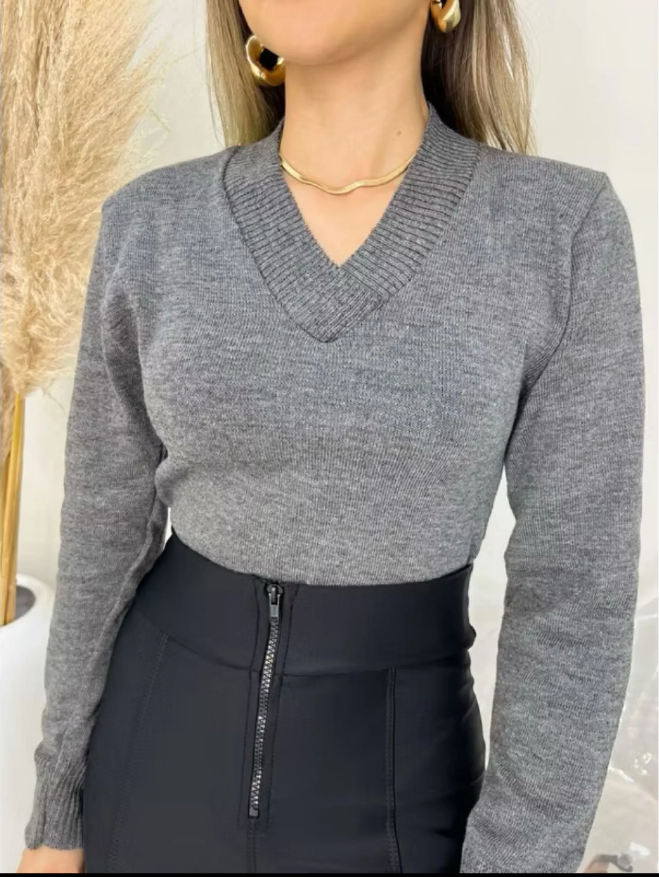 Suéter feminino gola v