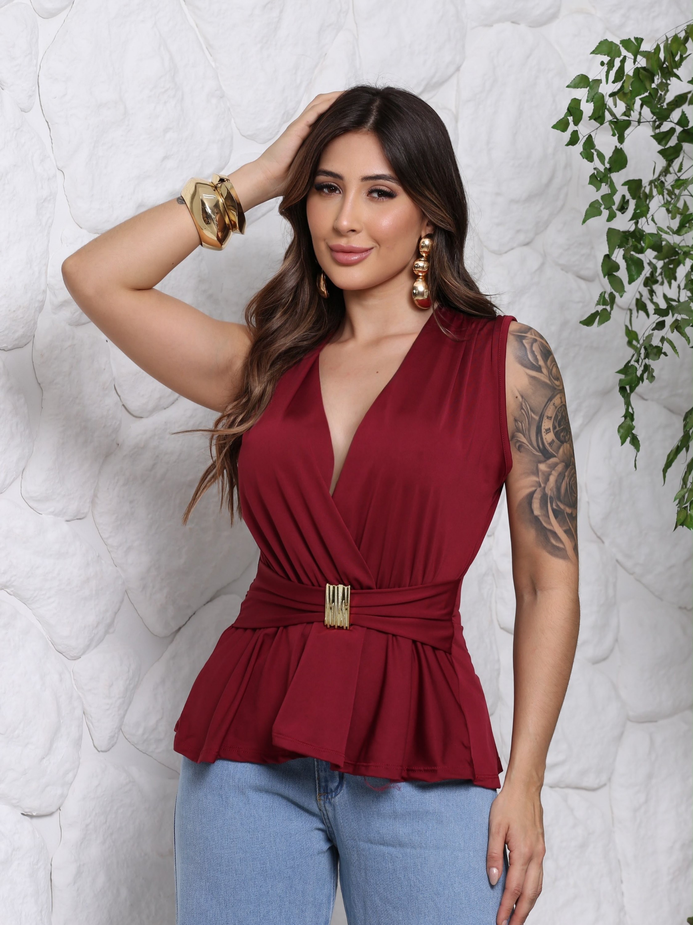 Blusa decote com fivela