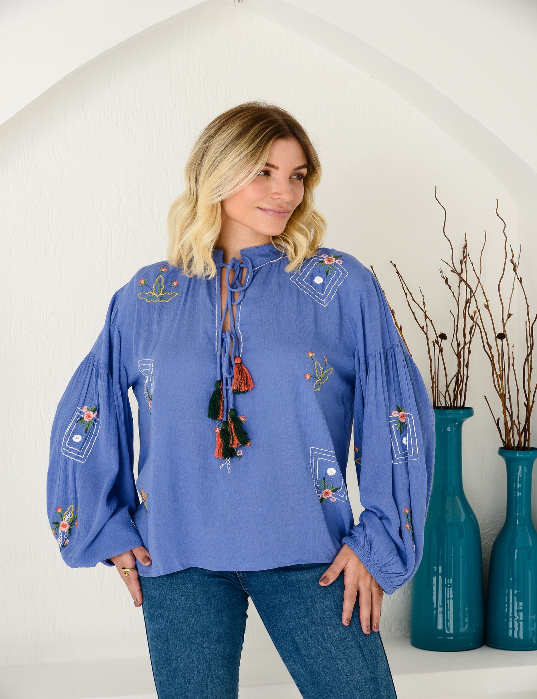 BATA FEMININA BORDADA MARAVILHOSA B857